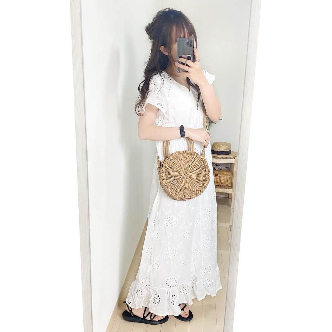 haruさんのインスタグラム写真 - (haruInstagram)「ㅤㅤㅤㅤㅤㅤㅤㅤㅤㅤㅤㅤㅤ ㅤㅤㅤㅤㅤㅤㅤㅤㅤㅤㅤㅤㅤ ㅤㅤㅤㅤㅤㅤㅤㅤㅤㅤㅤㅤㅤ #ootd 👒💕 ㅤㅤㅤㅤㅤㅤㅤㅤㅤㅤㅤㅤㅤ ひまわり畑に行きたいコーデ🌻( 笑 ) ㅤㅤㅤㅤㅤㅤㅤㅤㅤㅤㅤㅤㅤ @fifth_store の #コットンレースマキシワンピース は 153cmの私でくるぶし下くらい👗 ㅤㅤㅤㅤㅤㅤㅤㅤㅤㅤㅤㅤㅤ 地面には付かないけど けっこう長めだから 厚底tevaとか合わせても良さそう☺️ ㅤㅤㅤㅤㅤㅤㅤㅤㅤㅤㅤㅤㅤ ㅤㅤㅤㅤㅤㅤㅤㅤㅤㅤㅤㅤㅤ 前白のワンピの時に厚底tevaだったので 今回はペタンコtevaとベージュのスニーカー と2パターンとってみました🩰💕 ㅤㅤㅤㅤㅤㅤㅤㅤㅤㅤㅤㅤㅤ ㅤㅤㅤㅤㅤㅤㅤㅤㅤㅤㅤㅤㅤ 最近ずっと雨だから画質が悪くなる😭 まだお出かけできないけど おうち時間も 晴れ☀️がやっぱりいいですね🥺🌷 ㅤㅤㅤㅤㅤㅤㅤㅤㅤㅤㅤㅤㅤ . ㅤㅤㅤㅤㅤㅤㅤㅤㅤㅤㅤㅤㅤ ❤︎ dress : #fifth ❤︎ bag : #editsheen ❤︎ shoes : ① #teva ② #converse ㅤㅤㅤㅤㅤㅤㅤㅤㅤㅤㅤㅤㅤ .ㅤㅤㅤㅤㅤㅤㅤㅤㅤㅤㅤㅤㅤ ㅤㅤㅤㅤㅤㅤㅤㅤㅤㅤㅤㅤㅤ 自粛終わったら髪の毛切ろうかとおもってたけど 巻いたときの今の長さが好きだから悩む🤭笑☜ ㅤㅤㅤㅤㅤㅤㅤㅤㅤㅤㅤㅤㅤ あとでtiktok更新します♬.*ﾟ ㅤㅤㅤㅤㅤㅤㅤㅤㅤㅤㅤㅤㅤ 今日も見てくださった方々 ありがとうございました(﹡ˆᴗˆ﹡)🤎 ㅤㅤㅤㅤㅤㅤㅤㅤㅤㅤㅤㅤㅤ #低身長コーデ#ワンピース#春コーデ#おうち時間#部屋撮り#fifthtl#カジュアル#フィフス#エディットシーン#バッグ#おうちコーデ @editsheen_store #bag #サークルかごバッグミニ #harucd ㅤㅤㅤㅤㅤㅤㅤㅤㅤㅤㅤㅤㅤ」5月22日 21時50分 - __haru3