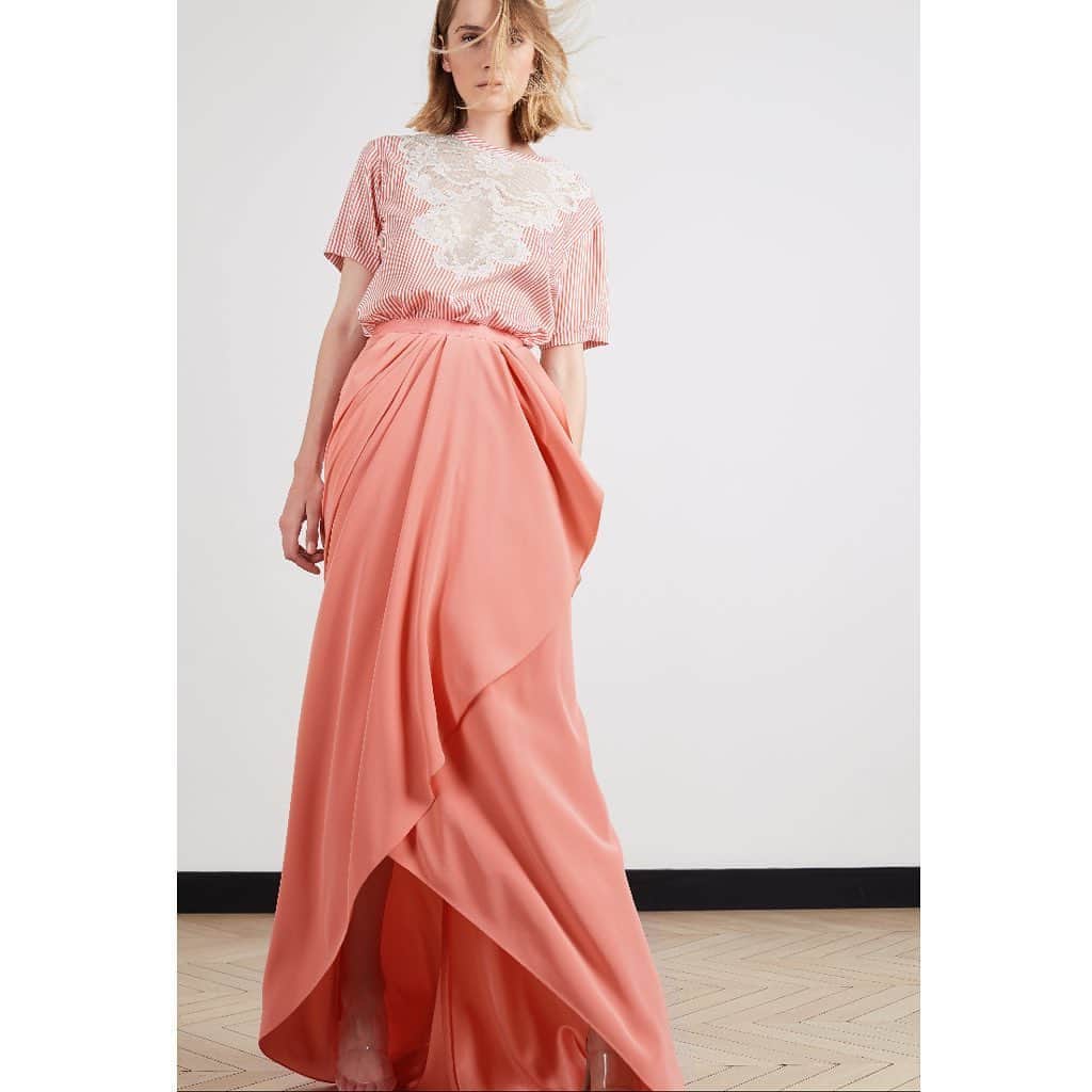 アレクシマビーユのインスタグラム：「Today dapery look @alexismabille our shop is open again in the afternoon #alexismabille #shop  34 Galerie Vivienne 75002 paris #alexismabilleshop #shopping #drapery #drapedskirt #lacetshirt #coral #casualevening #chic&cool #springlook」