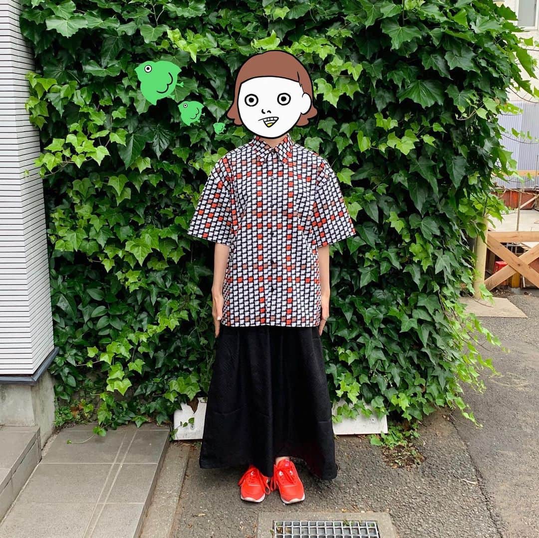 中村涼子さんのインスタグラム写真 - (中村涼子Instagram)「Japanese千鳥格子３姉妹🦜ファッションショー  ①長女 『メンズシャツ』  昨年の10月に発注し、ついぞ使いました、〝日本の千鳥ちゃんの千鳥格子柄〟。 6㎡あった布。 をチョキンチョキン✂️ 全部で５着作れました。  １着目は、シンプルベストで、メンズ用のシャツです。 男性はもちろん、ブカッと女の子でも。 出したり入れたり、閉じたり開けたり、、 いやはやシャツは便利ですなぁ🌝 ボトムスは以前作った簡易スカートです。 上もブカッと、下もブカッとって、なんか楽で可愛いです。 千鳥格子×チェック模様。 男子も楽しくレッツ千鳥ライフ！  #手作り服 #千鳥格子 #日本の」5月22日 21時58分 - nakamuraryoko56