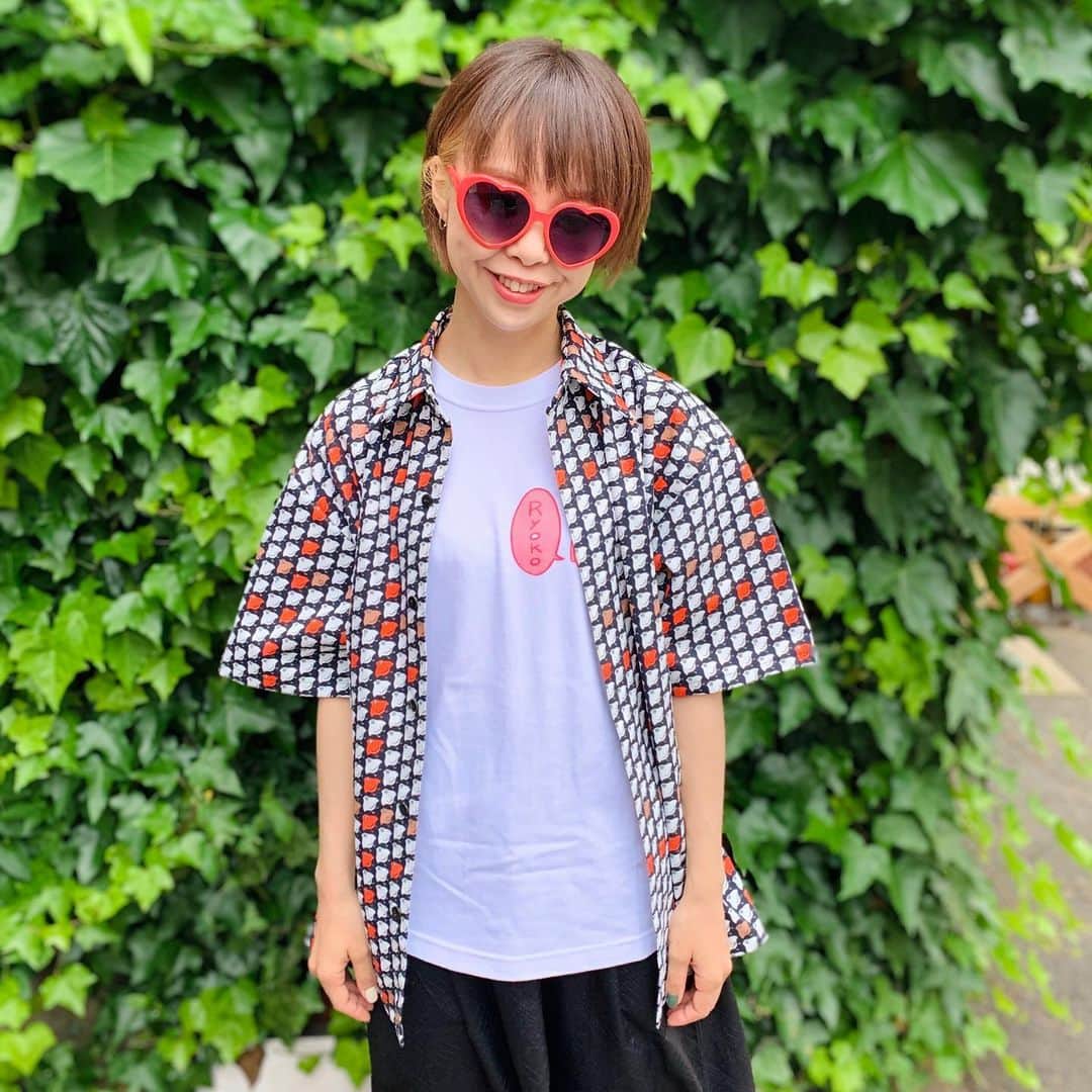 中村涼子さんのインスタグラム写真 - (中村涼子Instagram)「Japanese千鳥格子３姉妹🦜ファッションショー  ①長女 『メンズシャツ』  昨年の10月に発注し、ついぞ使いました、〝日本の千鳥ちゃんの千鳥格子柄〟。 6㎡あった布。 をチョキンチョキン✂️ 全部で５着作れました。  １着目は、シンプルベストで、メンズ用のシャツです。 男性はもちろん、ブカッと女の子でも。 出したり入れたり、閉じたり開けたり、、 いやはやシャツは便利ですなぁ🌝 ボトムスは以前作った簡易スカートです。 上もブカッと、下もブカッとって、なんか楽で可愛いです。 千鳥格子×チェック模様。 男子も楽しくレッツ千鳥ライフ！  #手作り服 #千鳥格子 #日本の」5月22日 21時58分 - nakamuraryoko56