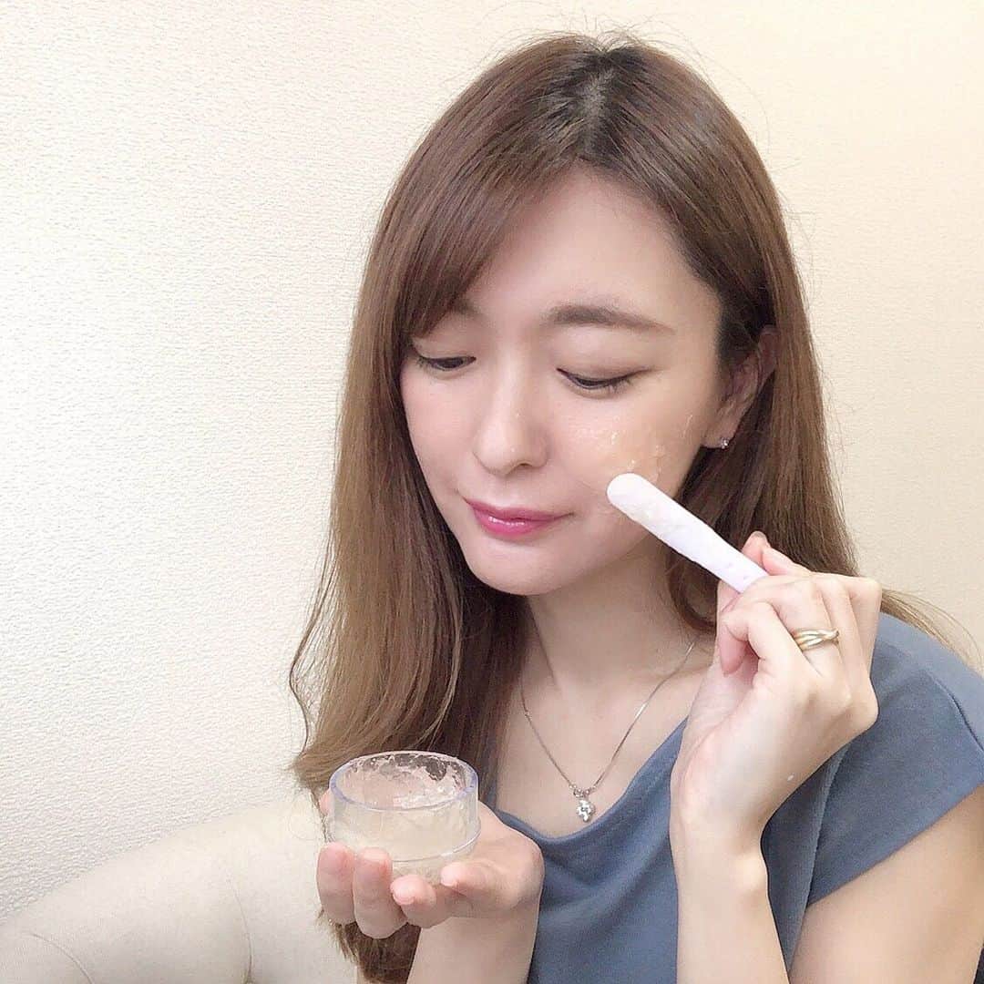 菊池かなこのインスタグラム：「. 初めて使ってみた 炭酸ジェルパックのナノアクア( @favorina_official ) . 炭酸ジェルパックは、 ジェルと粉末を混ぜるだけで簡単に作れる、 生炭酸のジェルパック✨ . . ポカポカで暖かくなって、 湯船にに浸かりながら使うと至福の時間🛁 . まぶたや唇にも使用出来るよ☺︎ なかなかスペシャルケアが出来ない部分だから嬉しい🌸 . ❤︎クーポンコード → co2 クーポン利用で炭酸ジェルパック5回分セットが さらに500円OFFになります . . ୨୧┈┈┈┈┈┈┈┈┈┈┈┈┈┈┈┈┈୨୧ #炭酸ジェルパック #炭酸パック #炭酸美容  #ナノアクア #favorina #フェヴリナ #pr #スペシャルケア #美肌ケア #毛穴 #美肌になりたい #生パック #おうち美容 #アンチエイジング」