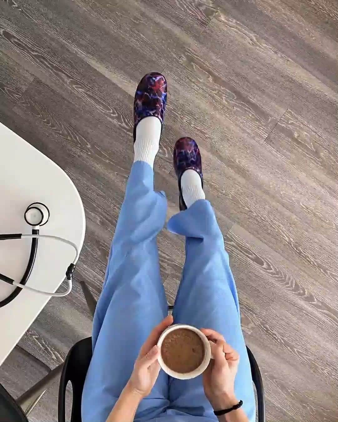 のインスタグラム：「Another week of nurses being awesome, another giveaway!  How to enter: 1) Tag two friends in the comments. 2) Make sure you’re following @dansko on Instagram. Dansko has been proud to support nurses throughout their journey, and through our donation efforts over the past eight weeks. We celebrate our nurses not just during Nurses Week, but all year long! Giveaway Rules: Giveaway runs 05/22/20 at 9:00 AM EST - 05/24/20 at 11:59 PM EST. No purchase necessary. One winner will be randomly selected and notified via DM. Verification that winner is a nurse may be required in the form of a nurse’s badge or ID. Winner will win one pair of Dansko shoes from the current collection with a total estimated retail value of $150. Giveaway not associated with Instagram. Full terms and conditions at the link in the bio.」