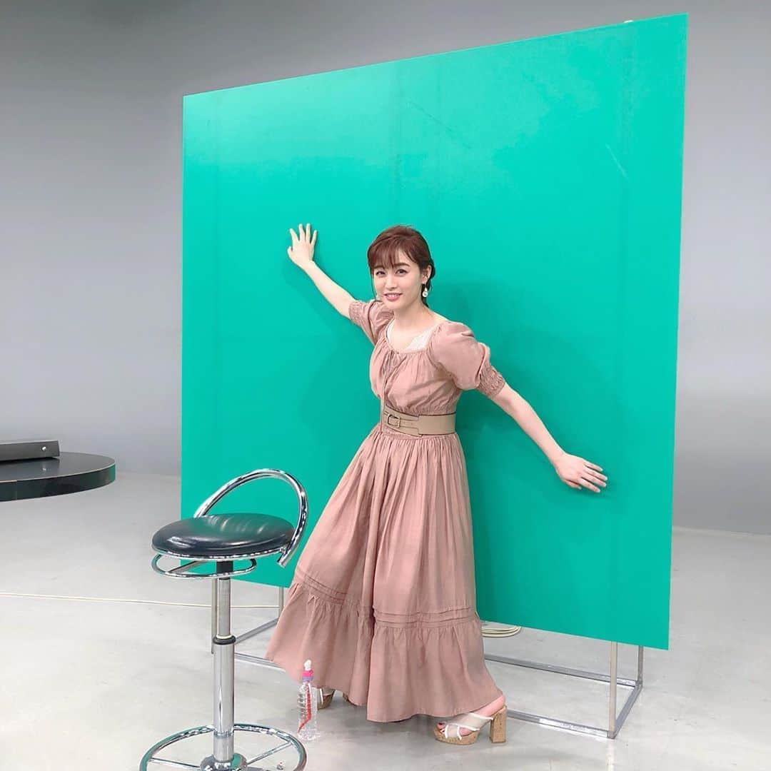 新井恵理那さんのインスタグラム写真 - (新井恵理那Instagram)「5/22 深夜0:50からは『爆笑問題のシンパイ賞‼︎』(テレビ朝日系/毎週金曜深夜0:50〜※一部地域を除く) この度、リモート収録をしました！ 内容はこちらですよっ(o^^o) （1）外出自粛中に霜降りを襲ったシンパイごと リモート収録中渾身の新ギャグを披露したせいやさんに悲劇が！ 粗品さんは「〇〇しすぎてアレが悪くなりそう」？ （2）関係者から爆笑問題・霜降り明星へのタレコミ連発！ 爆笑問題存続の危機が到来！？ 粗品さんのシンパイなギャンブル癖！ （3）シンパイ芸人ニュース！ ハイテンションな番組常連コンビにとんでもなくシンパイな事が起きていた！？ #シンパイ賞 #爆笑問題 #霜降り明星 #ぬりえ #えりなのぬりえ #stayhome #新井恵理那 #centforce」5月22日 22時02分 - elina_arai