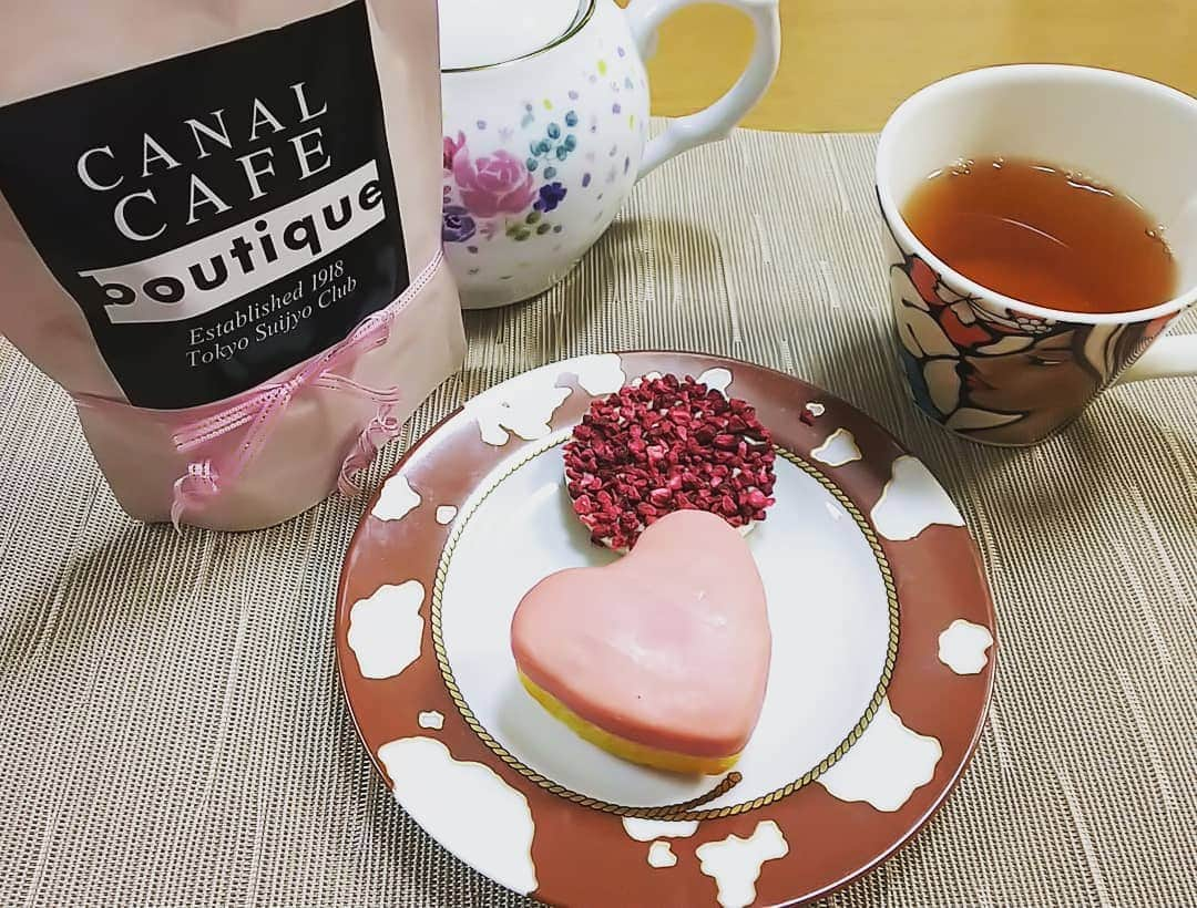 三宅裕子さんのインスタグラム写真 - (三宅裕子Instagram)「おうちカフェでゆっくり☺❤ #canalcafe #takeout #桜ティー #cherryblossometea #スイーツ好きな人と繋がりたい #ハートマフィン #Kawaii  #元気の素 #ファンケルピンクバトン」5月22日 22時03分 - yuko_miyake