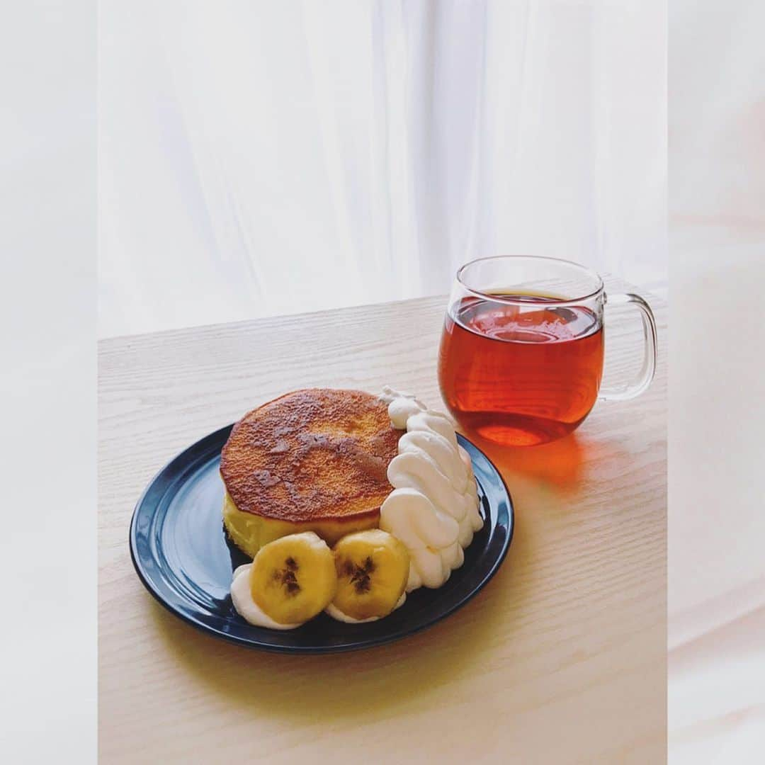 本田みくさんのインスタグラム写真 - (本田みくInstagram)「． ． 🥞 ♡ ☕️ ． ． #おうちカフェ ． ． ． 実はこのパンケーキはお餅が入れて作ったんだ☁ ． ． ． ． #🥞 #pancakes #パンケーキ #パンケーキミックス #お家カフェ #お家時間 #🍌 #お餅アレンジ #kinto #naturalkitchen #kintojapan  #お菓子作り」5月22日 22時11分 - hondamiku