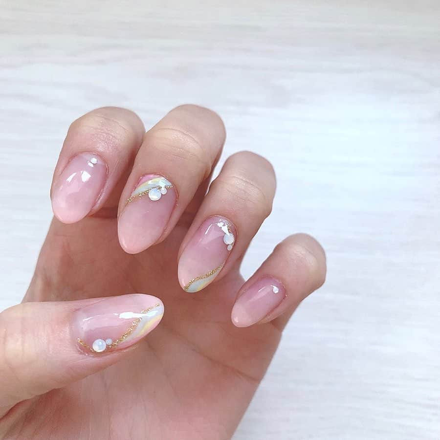 のインスタグラム：「💅﻿ ﻿ 載せてなかったな〜と思って。﻿ ﻿ ﻿ ギターしよーって爪切っちゃったし﻿ 右手は伸びてるから﻿ こんな綺麗じゃないけど﻿ ﻿ ﻿ 今回のネイルはお気に入りなのだよ☻﻿ 次はシンプルにラメグラデとかにしようと思うの☻﻿ ﻿ でも左手短いから考え中﻿ ﻿ あといつ行けるかなって話、﻿ ﻿ 写真の色をグレーから白に変えようと思うの！﻿ またゆのの気分だーけどっ﻿ ﻿ #ゆののネイルコレクション#大人ネイル#パステルネイル」