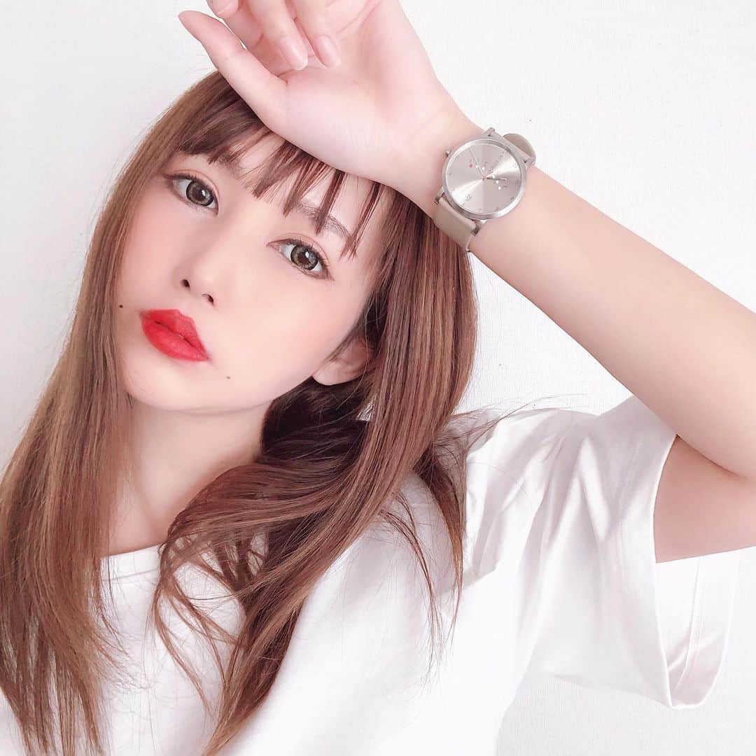 のインスタグラム：「. . 春夏用⌚ 優しいベージュカラーのベルト＆フェイスにはワンポイントで赤が入った可愛い腕時計♥ . . 人気の @nomonday_jp  新作 #happyweekend . . ベルトも柔らかくて着け心地いいし、大きめなフェイスも可愛くてお気に入り♥ . . 10％OFFになるクーポンコードあります。 ▷▶▷bibies . . 是非ご利用下さい♥ . . #nomonday #ノーマンデー#手元倶楽部 #時計#腕時計くら部 #ママコーデ#ママファッション#locali#ponte_fashion #スナップミー#おしゃれさんと繋がりたい #お洒落さんと繋がりたい #時計好き#コーディネート探検隊 #時計好きな人と繋がりたい #ノーマンデー新作#置き画くら部 #ウォッチ#今日の手元#手元コーデ#手元くら部 #バングル#新作腕時計#30代ママコーデ #アラフォーママ #30代ファッション #春夏コーデ #春夏カラー」