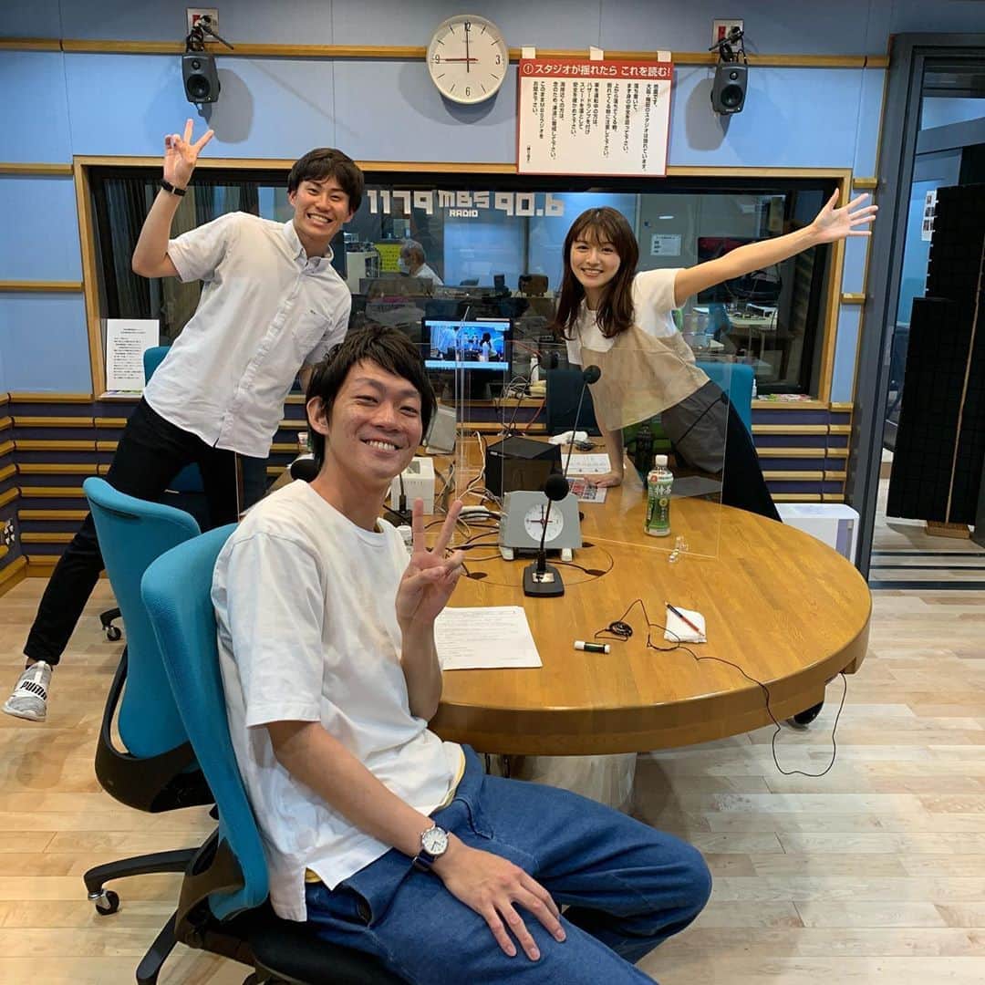 皆川勇気さんのインスタグラム写真 - (皆川勇気Instagram)「‪MBSラジオ「ばんぱく宣言」の収録におじゃましてきました😇‬ ‪めちゃくちゃ笑ったなぁー🤔‬ ‪みんな引いてたなぁー🤔‬ ‪月曜日21時からオンエアですので、聴いてください😚‬ ‪番組アカウントはこちら👉@bp_2025」5月22日 22時31分 - yuuki_minagawa