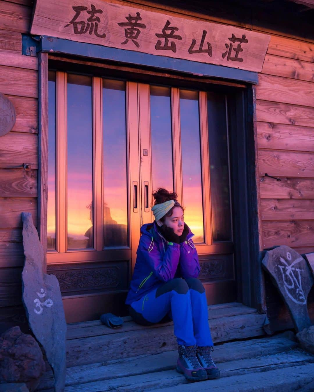 仲川希良さんのインスタグラム写真 - (仲川希良Instagram)「登山自粛が続くなか、山小屋の厳しい状況を応援するため 「山小屋エイド基金」というクラウドファンディングプロジェクトを山と溪谷社が立ち上げました 私もこのプロジェクトに賛同し、応援させていただきます！ ・ 賛同者からの支援金はプロジェクトに賛同する山小屋さんに均等に分配されます リターンコースの中に雑誌「山と溪谷」誌面に記事を掲載してもらえる権利まであるのが面白い♩ ・ 何より「最大のリターンは『登山の存続』です」のひと言に、強く共感しました ・ 山に登られてる方はご存知の通り、登山者はあらゆる形で山小屋さんにお世話になっています 宿泊や食事はもちろん、緊急時の避難場所、水場や登山道が整えられているのだってそうです 登山が出来るのは、山小屋さんがいらっしゃるから ・ そして、あの山で迎え入れてくれるあの人に会いたい、と 山小屋さんの存在そのものが登山の目的になることだってあります ・ 誰よりもその山を知り、愛し、そして登山文化を守ってきてくださった山小屋さんへ これまでの感謝の気持ちとこれからの山への思いを込めて行動できること ・ 「山小屋エイド基金」プロジェクトへのリンクはストーリーにはりました インターネットでの検索でもすぐに見つかるし、私もやってみましたがとても簡単なステップで完了します◎ ・ 私が今何ができるか引き続き考えていきたいと思います ・ ・ #⛰ #登山 #トレッキング #ハイキング #山旅 #山小屋 #山小屋エイド基金 ・ 写真は素晴らしい朝焼けを味わった硫黄岳山荘の前で photo/Shotaro Kato @strju9  @randonnee_mag」5月22日 22時32分 - kiranakagawa