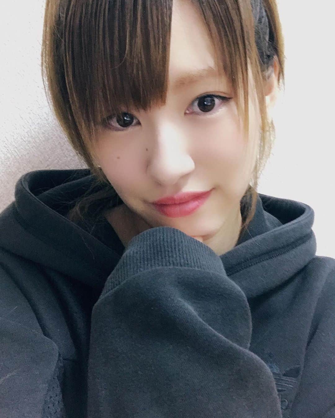 のインスタグラム：「位置たっかいポニー。 いつもと同じ位置も飽きるから高くしてみたけど 高すぎて これに逆毛たてたら“パイナポー”だねたしかに🤔🍍 パイナポーしたつもりはなかったんだが、、(笑)  #今日も1日お疲れ様です #ありがとう #enjoyhome #晴金」