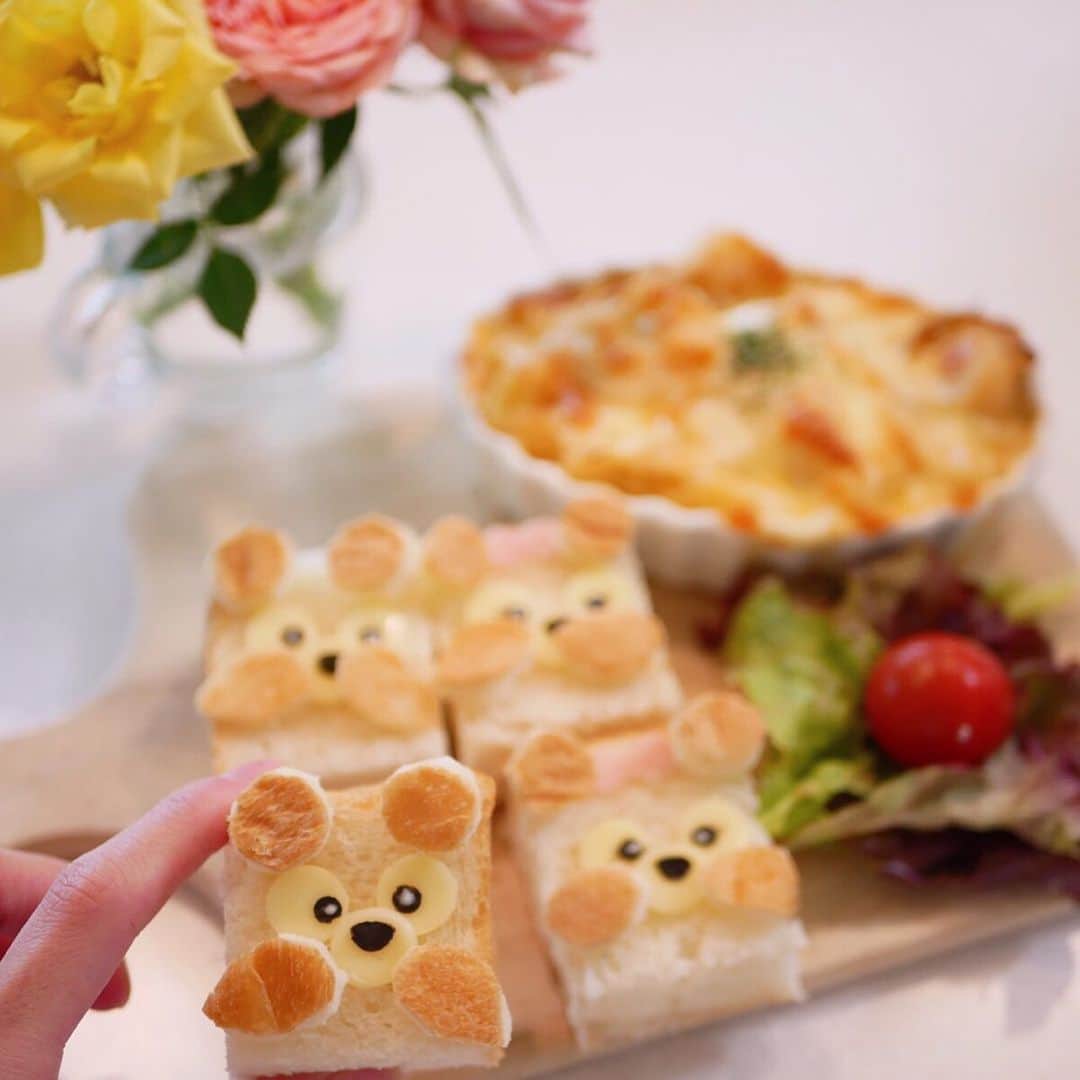 倉岡生夏のインスタグラム：「#おうちカフェ 💓ダッフィーパン💓グラタン🍞 ・ ・ ・ エビとホタテのグラタン💓 手作りのベシャメルソースは美味しいです^_^ (グラタンレシピは以前載せてます❣️) ダッフィーパンは食パンで簡単に作れるのでスワイプしてみてください〜💓 白いお顔はチーズ、目は海苔、キラキラの目はマヨネーズでちょんってしてます❣️ かわいいだけで気分があがります〜⭐️ ・ ・ ・ 私は明日ケーキ作りです^_^ お天気はよくないけど少しずつ明るい生活が見えてきた気がしますよね。 お友達にあいたいな💓生徒さんにもあいたいな💓 ・ ・ ・ ・  #おうちディズニー  #デリスタグラマー #おうちcafe  #愛され料理 #クッキングラム #レシピ #ダッフィーフレンズ  #ダッフィーパン  #delistagrammer  #homecooking #ダッフィ #swip」