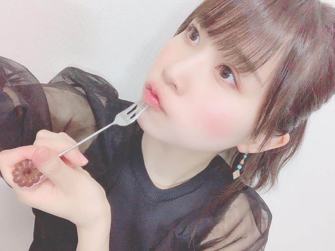 八木沙季のインスタグラム：「🍰🍰 . こんな顔してますが激辛プルダック食べて 口の中はヒーヒーしてます🔥🔥 YouTube見てね🥺✨ .」