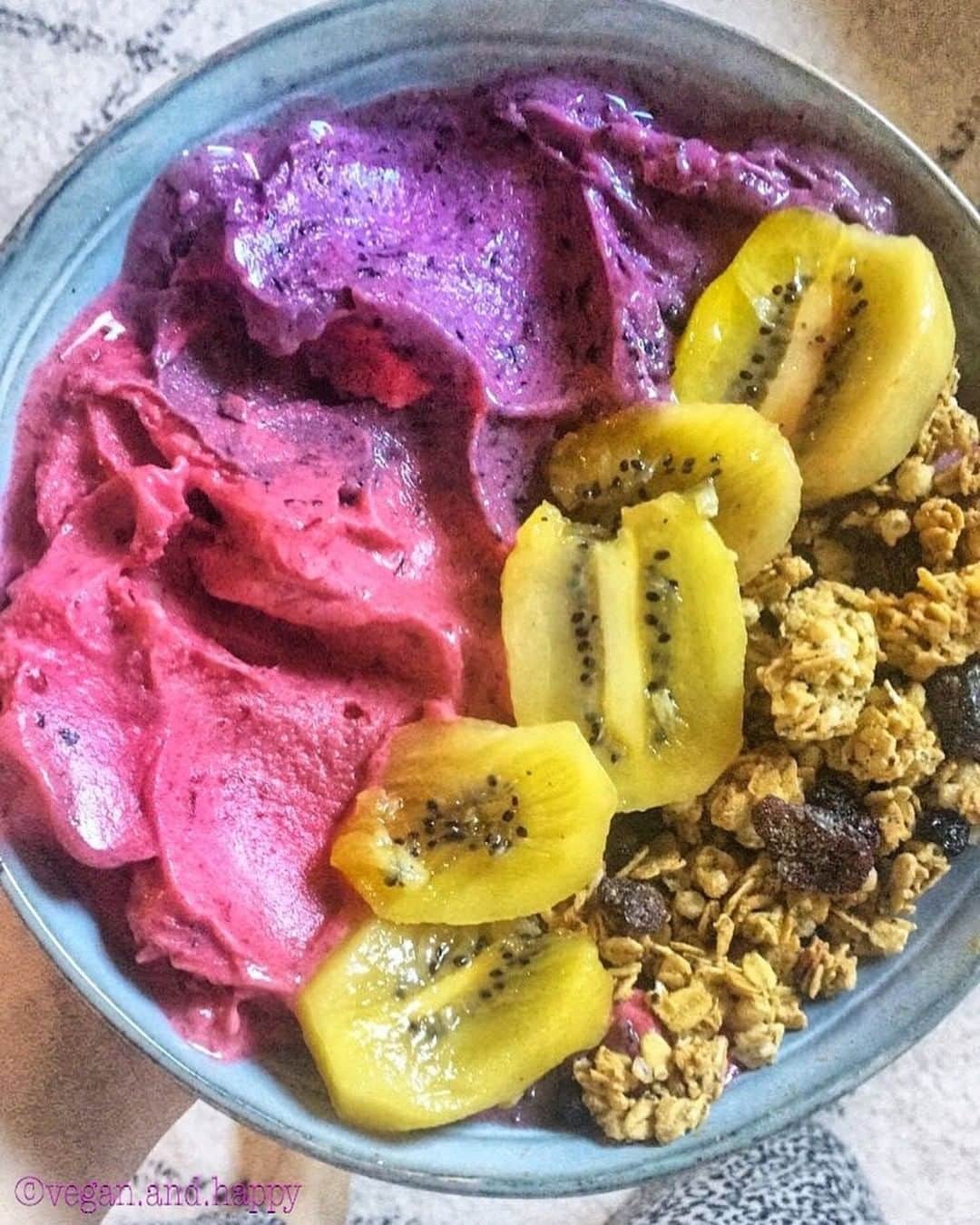 Yonanasのインスタグラム：「Does dessert brighten your day?  This colorful Yonanas bowl from @vegan.and.happy is adding some sunshine to our day!  This fruit-filled beauty is Cherry + Blackberry + Banana Yonanas nice cream topped with gluten-free granola and golden kiwis.」