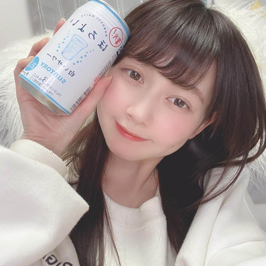 金久保マユ（ぼんぼん）さんのインスタグラム写真 - (金久保マユ（ぼんぼん）Instagram)「今日も1日お疲れ様でした！ 2020年初飲酒！ ほろ酔い〜！（お酒弱いので1杯で酔える）（コスパ最強） . . 私が飲めるのは、カルピスサワー系と、カルーアミルクと梅酒のみ🙋‍♀️（そもそもあんまり挑戦した事もない）甘めのお酒しか飲めません😂 . . 疲れた時のビール！にも憧れたけど、1回飲んでみて苦かったので秒で諦めました。笑 . . 半年に1回も飲まないくらいだけど、たまに飲むと楽しいですね😂今回は人狼後に友達と感想を話しながら飲みました😂 . . . . . . #お酒#飲酒タグラム#飲酒#ほろ酔い#弱い#美味しかった#楽しい#おうち時間#おうちカフェ#おうちごはん#おうちごはんlover#おうち時間を楽しむ#おうち時間を楽しもう#部屋着#パーカー#しろ#かわいい#すき#メイク#前髪#zoom#zoomlife#美意識#美意識向上#かわいくなりたい#photo#love#animegirl#manga#room」5月22日 22時41分 - kanakubo_mei