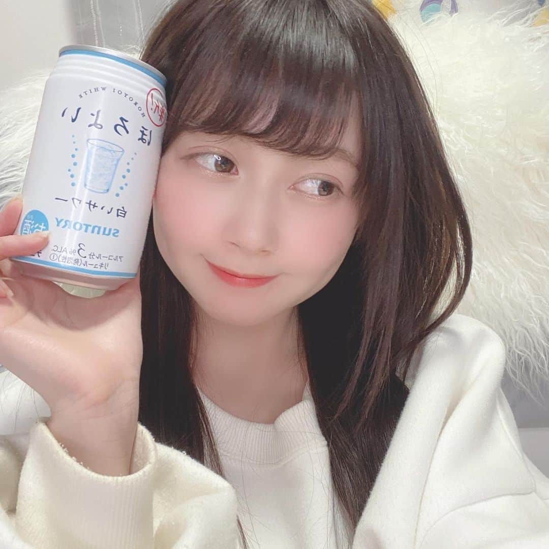 金久保マユ（ぼんぼん）さんのインスタグラム写真 - (金久保マユ（ぼんぼん）Instagram)「今日も1日お疲れ様でした！ 2020年初飲酒！ ほろ酔い〜！（お酒弱いので1杯で酔える）（コスパ最強） . . 私が飲めるのは、カルピスサワー系と、カルーアミルクと梅酒のみ🙋‍♀️（そもそもあんまり挑戦した事もない）甘めのお酒しか飲めません😂 . . 疲れた時のビール！にも憧れたけど、1回飲んでみて苦かったので秒で諦めました。笑 . . 半年に1回も飲まないくらいだけど、たまに飲むと楽しいですね😂今回は人狼後に友達と感想を話しながら飲みました😂 . . . . . . #お酒#飲酒タグラム#飲酒#ほろ酔い#弱い#美味しかった#楽しい#おうち時間#おうちカフェ#おうちごはん#おうちごはんlover#おうち時間を楽しむ#おうち時間を楽しもう#部屋着#パーカー#しろ#かわいい#すき#メイク#前髪#zoom#zoomlife#美意識#美意識向上#かわいくなりたい#photo#love#animegirl#manga#room」5月22日 22時41分 - kanakubo_mei