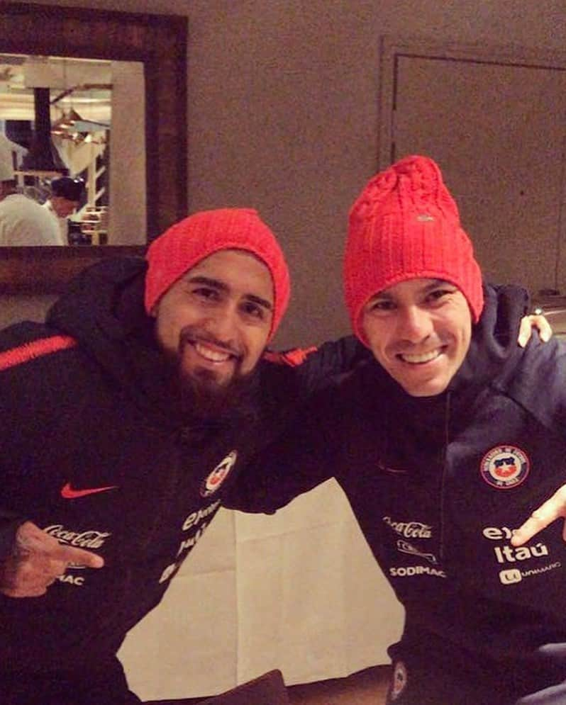 ガリー・メデルさんのインスタグラム写真 - (ガリー・メデルInstagram)「feliz cumpleaños amigo te deseo siempre lo mejor disfruta de tu día junto a la familia  @kingarturo23oficial 🎂🎉🎁🎉🥳 eres una persona de un gran corazón te quiero  mucho amigo ❤️💪🏼 #king #happybirthday」5月22日 22時41分 - gary_medel17