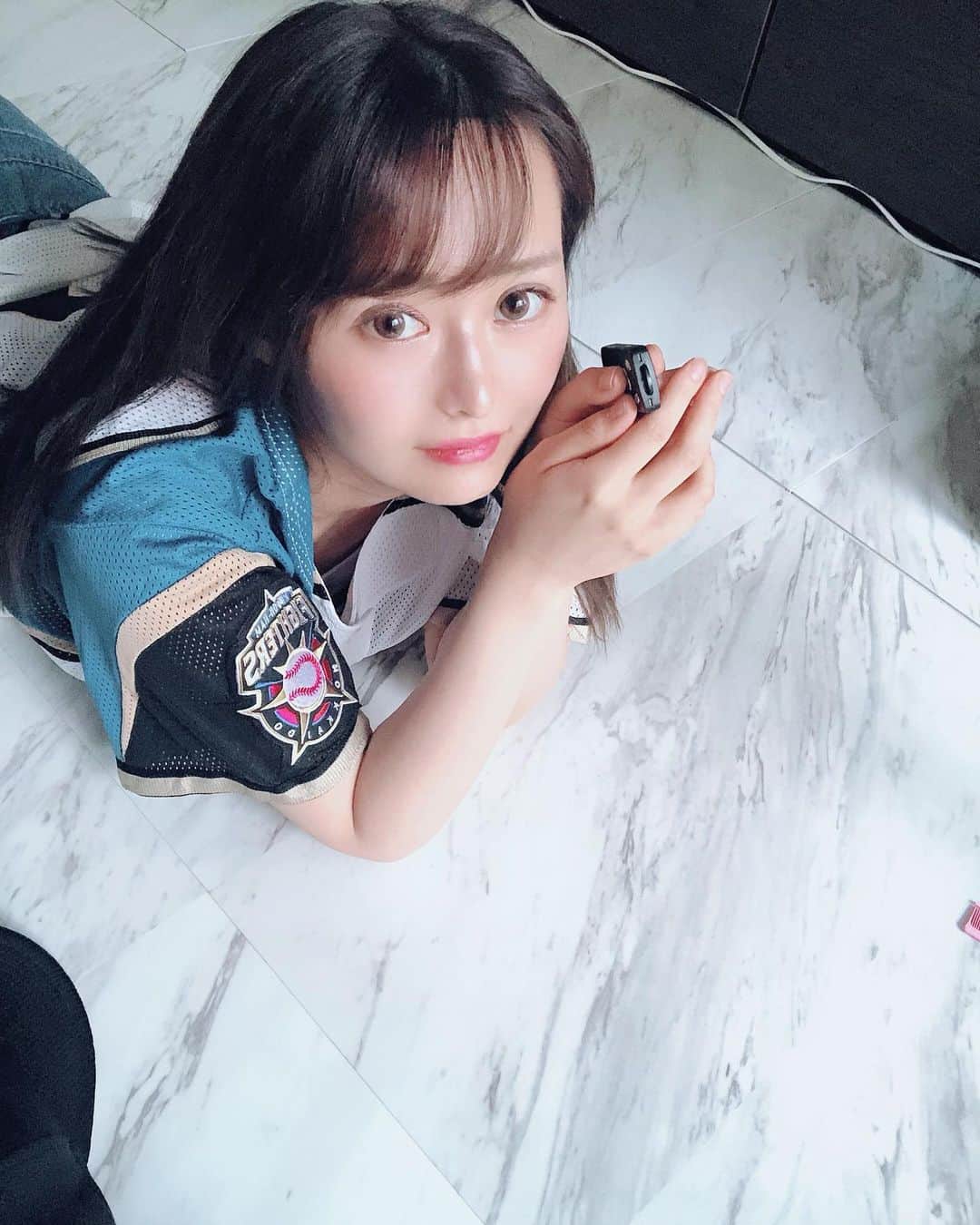 YU-RIのインスタグラム：「#セルフシャッター #リングライト #自撮り棒 #自撮りスタンド #自撮り女子 #レベル5くらい上がった 😘😘😘💪💪💪 でも撮影場所:家 っていうのが渋~😫 早くワクチン開発されて〜🦠 北海道に帰りたいのー😕」