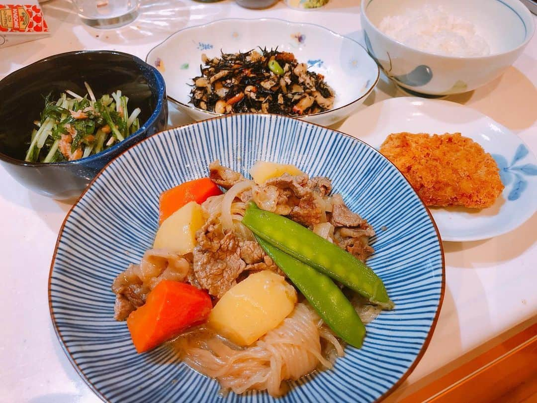 井上英里香さんのインスタグラム写真 - (井上英里香Instagram)「Cooking👩🏻‍🍳🥕 * 定番ですが🖐🏻 * 肉じゃが作りました✨🐣🐣🐣✨ * * #料理 #おうちごはん #おうち時間 #cooking #stayhome #dinner #cookingram #えりか亭 #🥢」5月22日 22時43分 - ribbonhome.erika