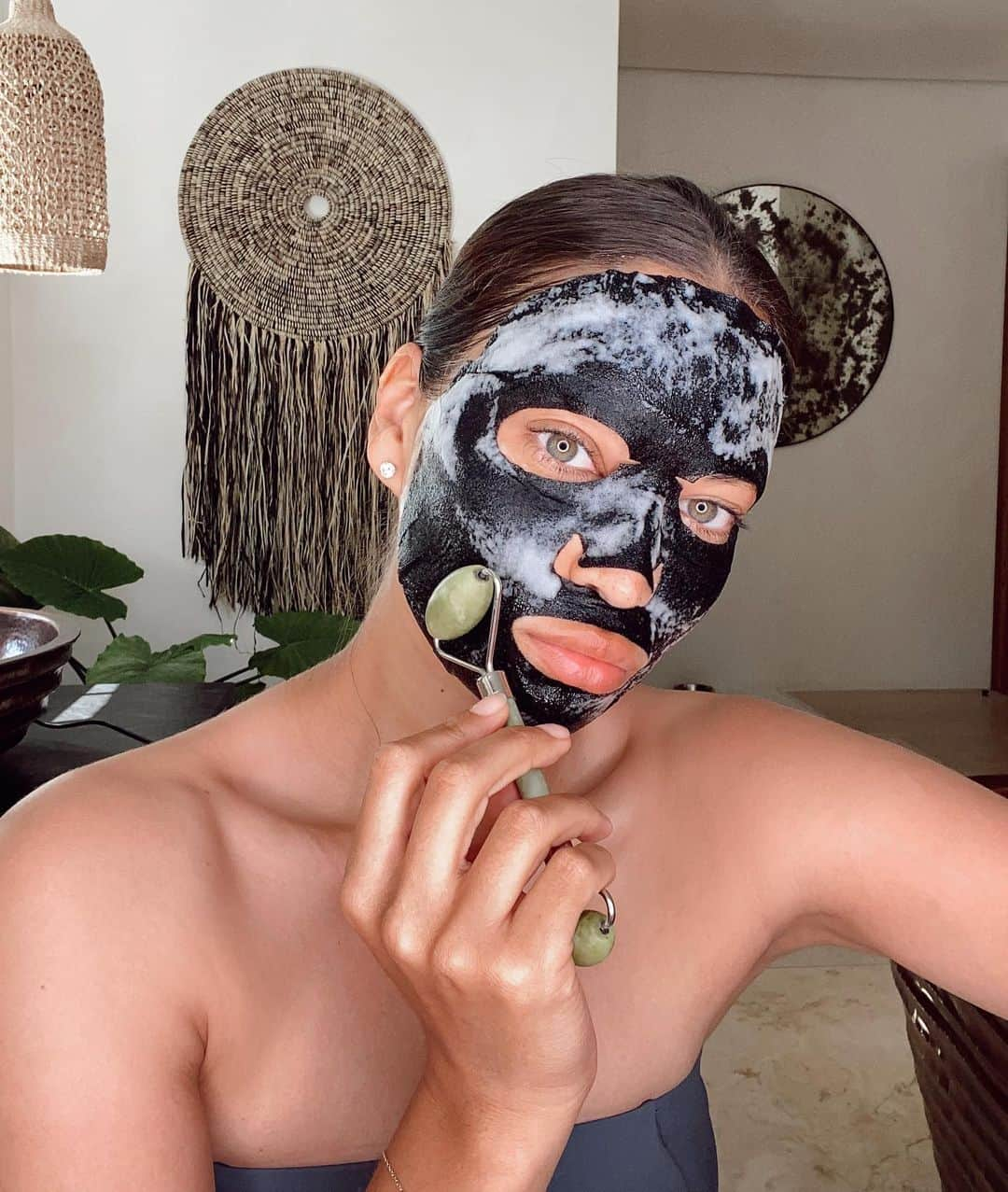 シャニーナ・シャイクさんのインスタグラム写真 - (シャニーナ・シャイクInstagram)「Mask it + Roll it 🧖🏽‍♀️ I love this little trick...」5月22日 22時44分 - shaninamshaik