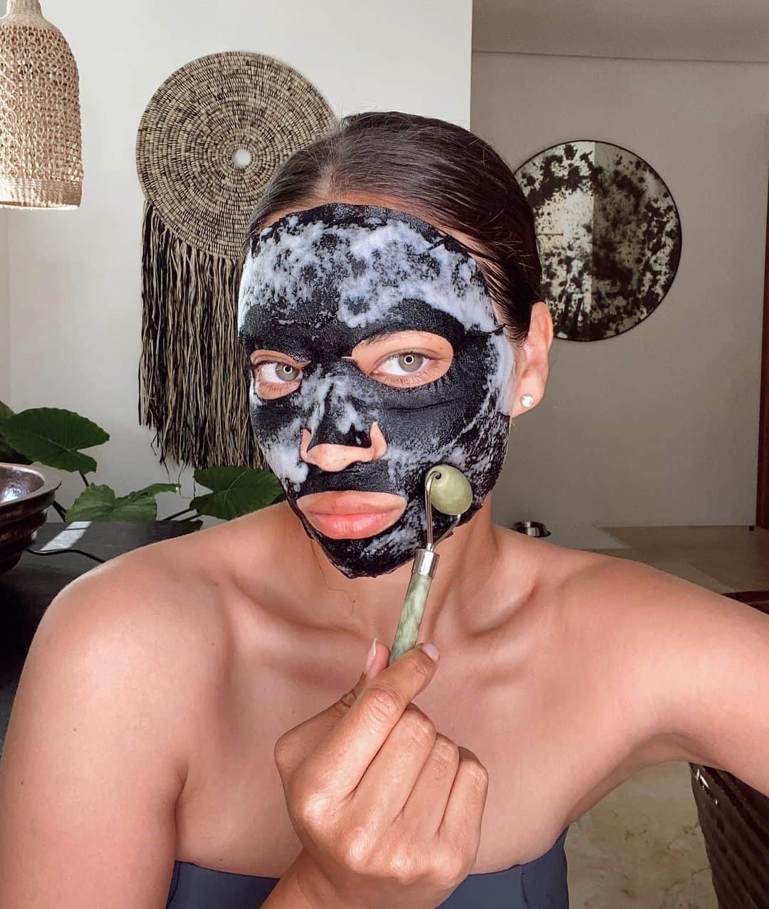 シャニーナ・シャイクのインスタグラム：「Mask it + Roll it 🧖🏽‍♀️ I love this little trick...」