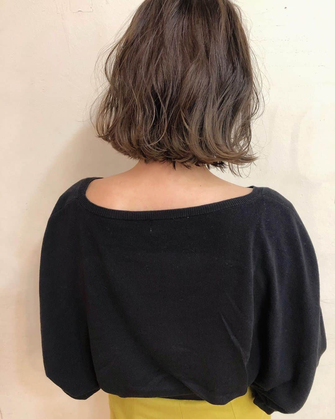 佐々木香奈さんのインスタグラム写真 - (佐々木香奈Instagram)「・ #sasakicolor 1bleach dark beige ・ ・ 明日は全てのお時間 ご予約でいっぱいです🌿 日曜日でしたら、お受けできる時間帯も ありますよ〜♡ ・ ・ ・ #ダークベージュ #ベージュカラー#グレージュ」5月22日 22時45分 - sasakikana