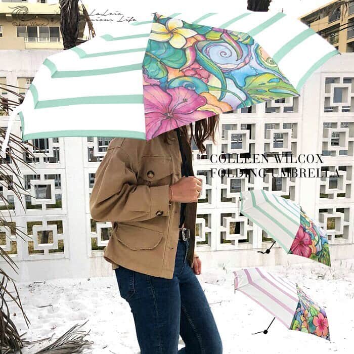 ラレイアのインスタグラム：「🌴 雨が続きますが、暗い気持ちもHappyに変わるColleen Wilcoxのアートデザイン折りたたみ傘が数量限定で先行販売STARTしました👏💞 ・ こちら #楽天 限定での先行販売となります😊 ・ そして只今25日(月)9:59まで使えるフォロワー様限定クーポンを配布中です😚 ・ クーポンはストーリーからgetできるので是非お見逃しなく🧡 ・ ・ ・ ---La Leia Precious Life(ラレイア)--- @laleia_official ・ 楽天市場店 https://www.rakuten.co.jp/laleia-p-life/ ・ au wowma店 https://wowma.jp/user/52666346 ・ Yahooショッピング店 https://shopping.geocities.jp/laleia-p-life/ ・ ・ @laleia_official  @colleenwilcoxgallery_jp  #colleenwilcox#art#hawaii#aloha#surf#beach#laleia#ハワイ#フォトジェニック#インスタ映え#インスタ女子#アロハ#ビーチ#海を感じる雑貨#ラレイア#アート#ビーチガール#サーフスタイル#大人カジュアル#傘#コリーンウィルコックス#ギフト#プレゼント」
