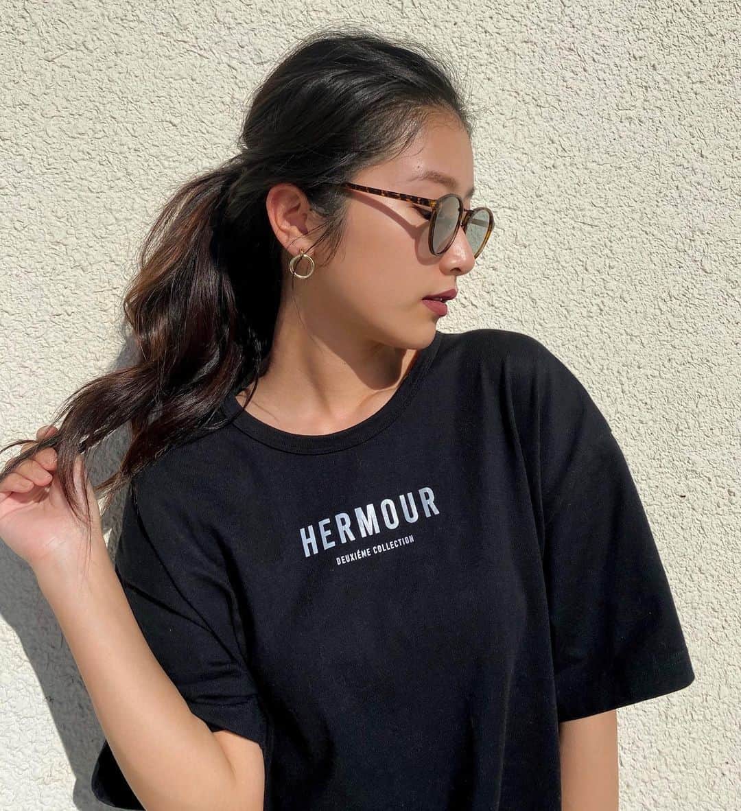 のインスタグラム：「旦那さんと共有している @hermour_official のTシャツ✔️﻿ ﻿ オーバーサイズでゆったりと着れるTシャツが﻿ 楽ちんで好きなんだよな〜👟🖤﻿ ﻿ これから半袖を着ることが多くなるので﻿ 共有率が高くなりそうです😂﻿🙏🏼 ﻿ #ootd﻿ #erikasfd﻿ #styleoftheday」