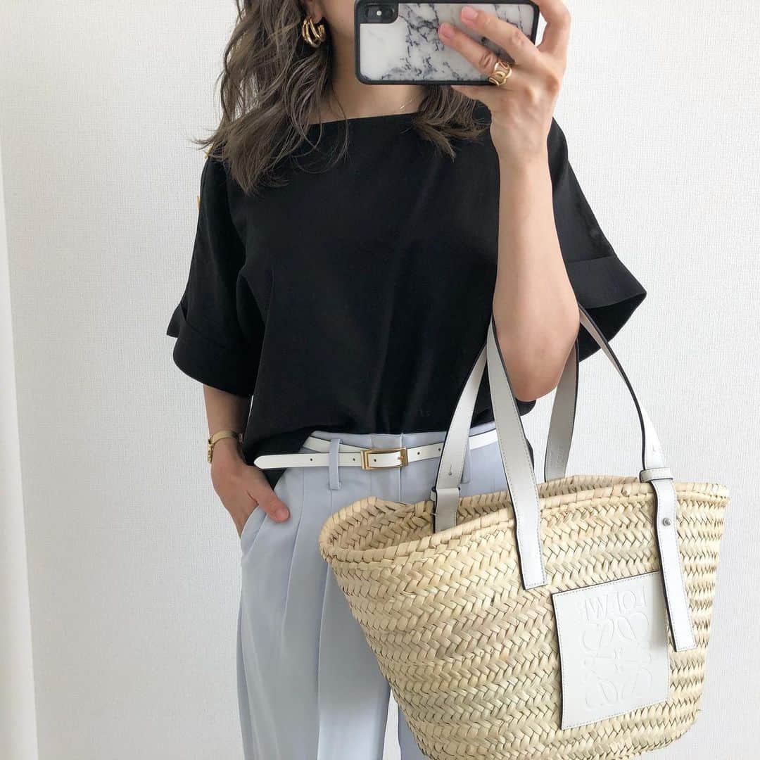 Miyoのインスタグラム：「2020.5.22 ・ 少し前に買っていたユニクロの #ドレープリラックステーパードアンクルパンツ　♡ 肉感を拾わないので産後のぷよぷよ下半身でも程よくカバーしてくれます😂👌🏻 ・ @FEERICHELU のトップスは肩のゴールドボタンがポイント♡ 裾をイン、アウトどちらも綺麗に着ることができるのでおすすめです🥰 ・ コーデ詳細はブログにupしました✍🏻 @miyopu のトップページからとべます☺️ ・ トップス…#feerichelu#feerichelu_style#pr @joint_space ドレープリラックステーパードアンクルパンツ…#UNIQLO#ユニクロ　Mサイズ サンダル・バッグ・ピアス…#zara#ザラ #かごバッグ …#loewe ・ ・ ・ #ユニクロ購入品#春コーデ#UNIQLOコーデ#ユニクロコーデ#ザラコーデ#ザラジョ#パンツコーデ#産後#ママコーデ#ママファッション#プチプラ#プチプラコーデ#プチプラファッション#シンプルコーデ#カジュアルコーデ#30代コーデ#大人カジュアル#おうち時間」