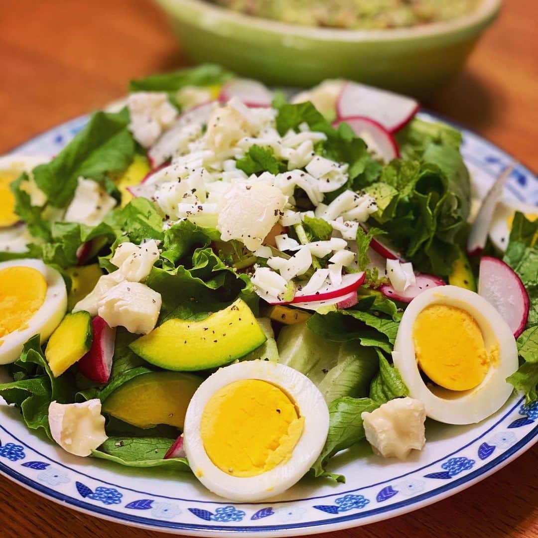 日髙のり子のインスタグラム：「＊＊＊﻿ 生のまま食べられる鈴かぼちゃを使ってサラダを作りました🥗﻿ 鈴かぼちゃの黄色がとても綺麗だったので﻿、卵も輪切りにしたら黄身の黄色とレタスの緑が﻿鮮やかなビタミンカラーのサラダが出来ました❣️﻿ ﻿ ﻿見て元気になって、﻿ 食べて元気になる！ ᕦ(ò_óˇ)ᕤ✨✨﻿ ﻿ 黄色と緑の組み合わせが大好きなんだな、私。﻿ 鈴かぼちゃはほんのり甘くて﻿シャキシャキして、とても美味しかったです。﻿ ﻿ #鈴かぼちゃ #かぼちゃ #サラダ #ビタミンカラー #元気 #爽やか #野菜」