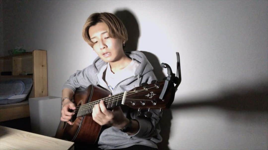 鈴木聖七のインスタグラム：「わたくし深夜は部屋暗くして映画、アニメ見てるただのオタクです。 ・ ・ 春を告げる - yama ・ ・ #春を告げる #yama #くじら #弾き語り#tiktok #ちゃんと編集とかもしてるで」
