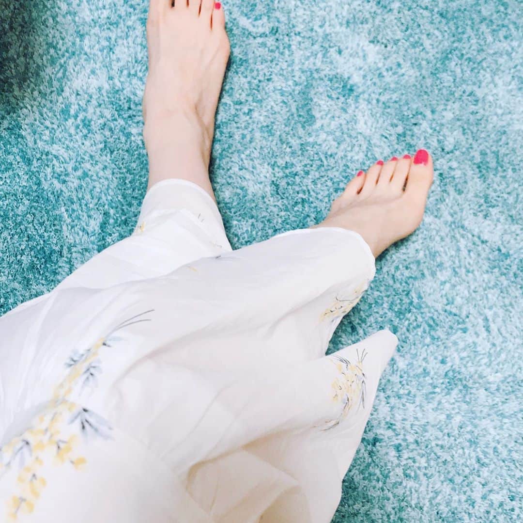 のインスタグラム：「お気に入りのミモザパンツとペディキュア。。。🌼💅」