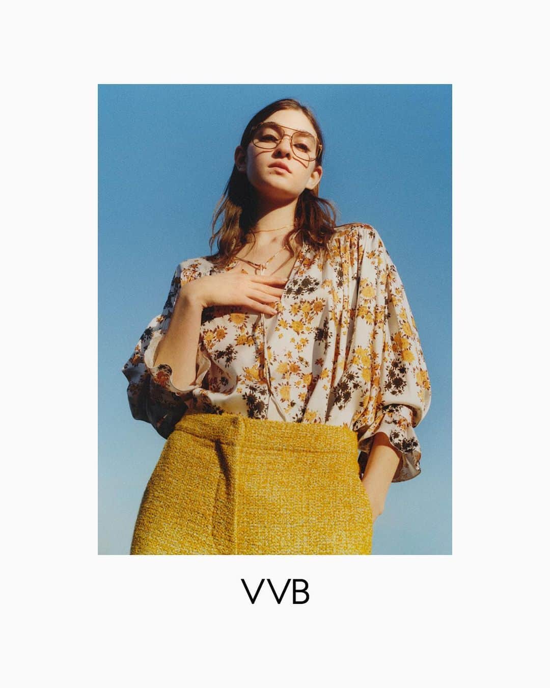 ヴィクトリアベッカムさんのインスタグラム写真 - (ヴィクトリアベッカムInstagram)「Ditsy florals and mustard tailoring - the perfect combination for the VVB girl #VVBSS20 x」5月22日 23時21分 - victoriabeckham