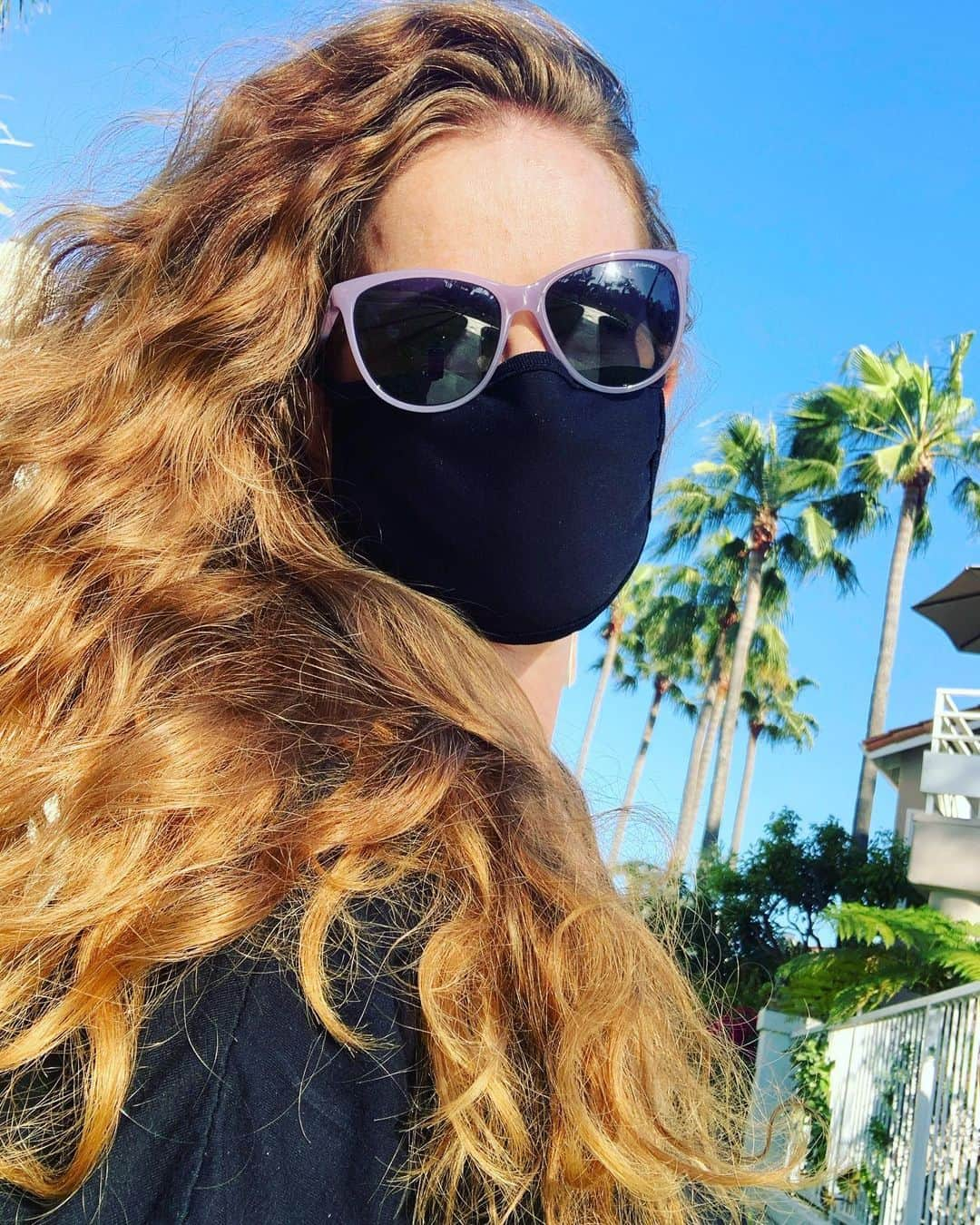 レベッカ・メイダーのインスタグラム：「Heading into this Memorial Day Weekend like..😷💚」