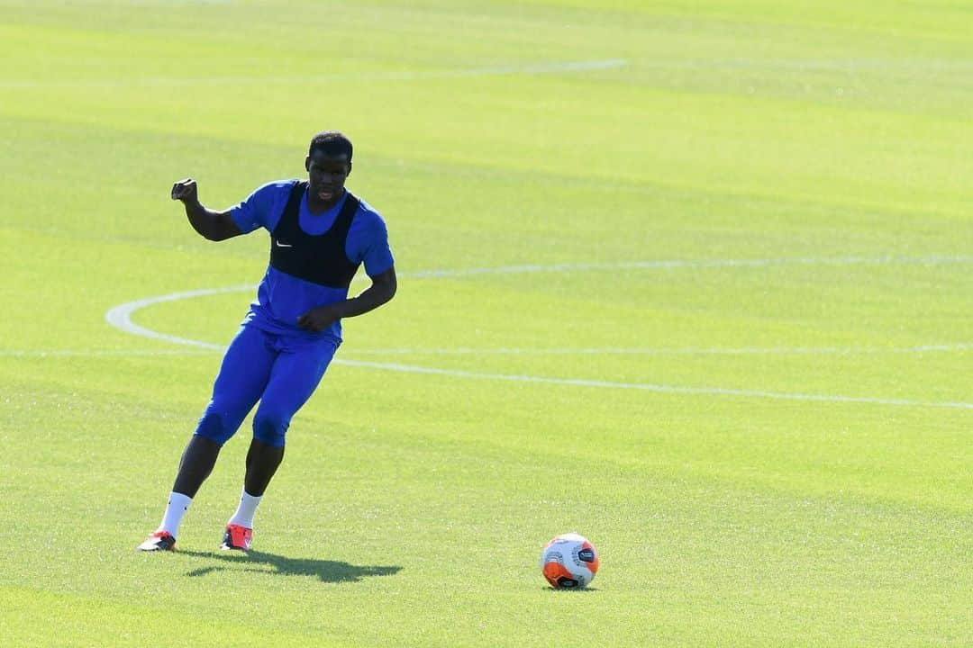 クル・ズマさんのインスタグラム写真 - (クル・ズマInstagram)「First days back ⚽️ @chelseafc」5月22日 23時42分 - kurtzouma