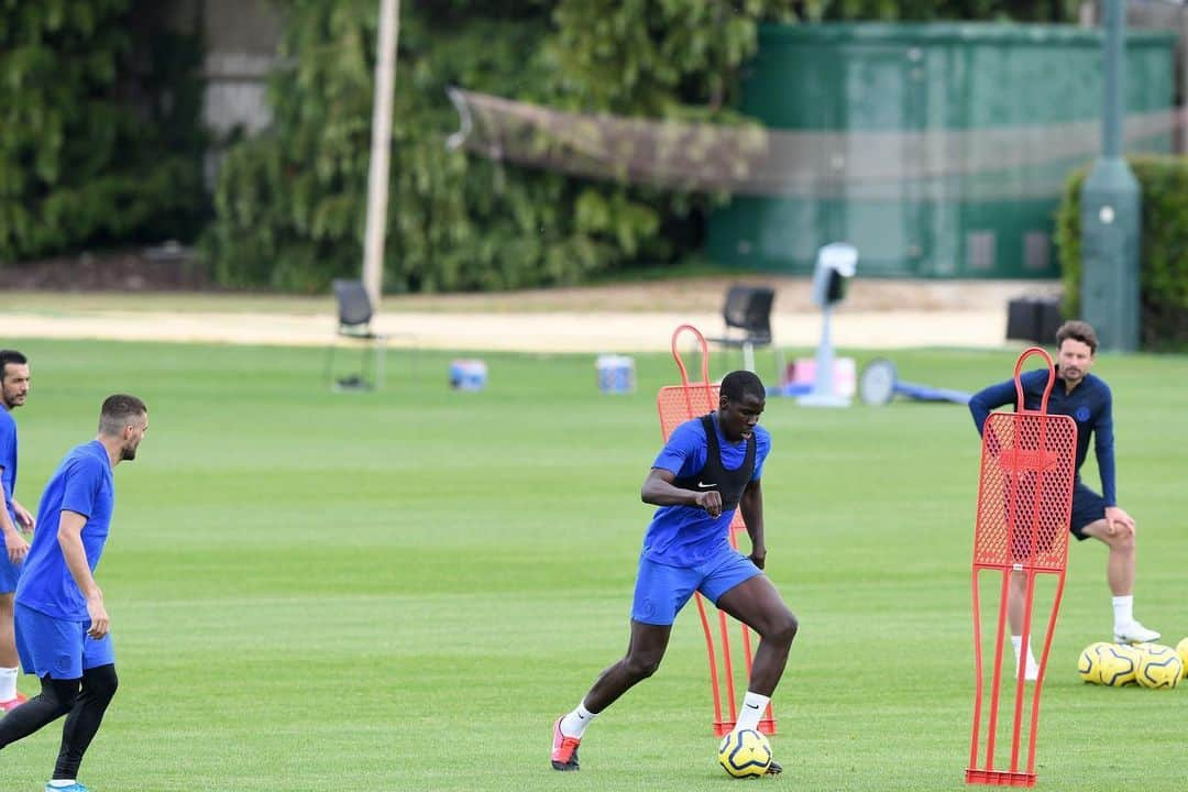 クル・ズマさんのインスタグラム写真 - (クル・ズマInstagram)「First days back ⚽️ @chelseafc」5月22日 23時42分 - kurtzouma