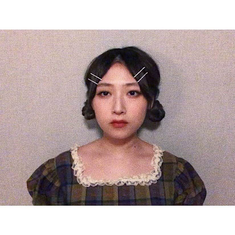 松尾レミさんのインスタグラム写真 - (松尾レミInstagram)「本日の勝手にタイムトラベルファッションのテーマは"レトロな夢見がちシャイガール"🧚‍♀️やっぱセンター分け前髪ピンとヴィンテージのワンピースの相性良い！カラーピンはまった！メイクはアイシャドウ、アイラインをぼかし横幅拡張&垂れ目に、マスカラは扇型にばっちり！リップは上唇をオーバーにして人中短めにすると、ややドーリー、そして目もパッチリ見えやすい。(つけまつげは無し)おしゃれはたのしいねぇ。素敵な映画の主人公になるつもりで、好きにファッションをたのしもうね👗💄」5月22日 23時47分 - remimatsuo