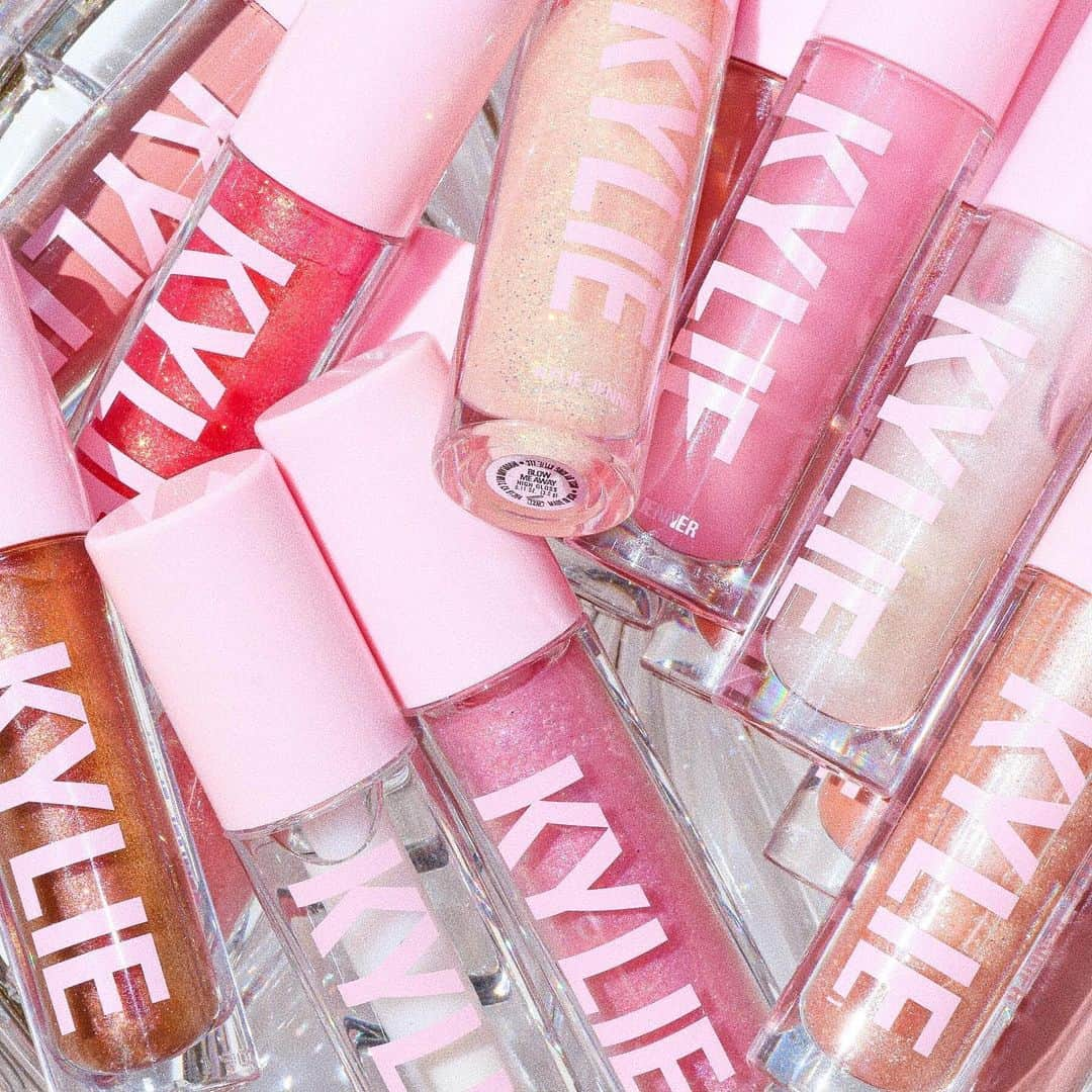 Kylie Cosmeticsさんのインスタグラム写真 - (Kylie CosmeticsInstagram)「happy friday ☀️ it’s a #highgloss kind of day! what’s your current fav shade? 👄」5月22日 23時52分 - kyliecosmetics