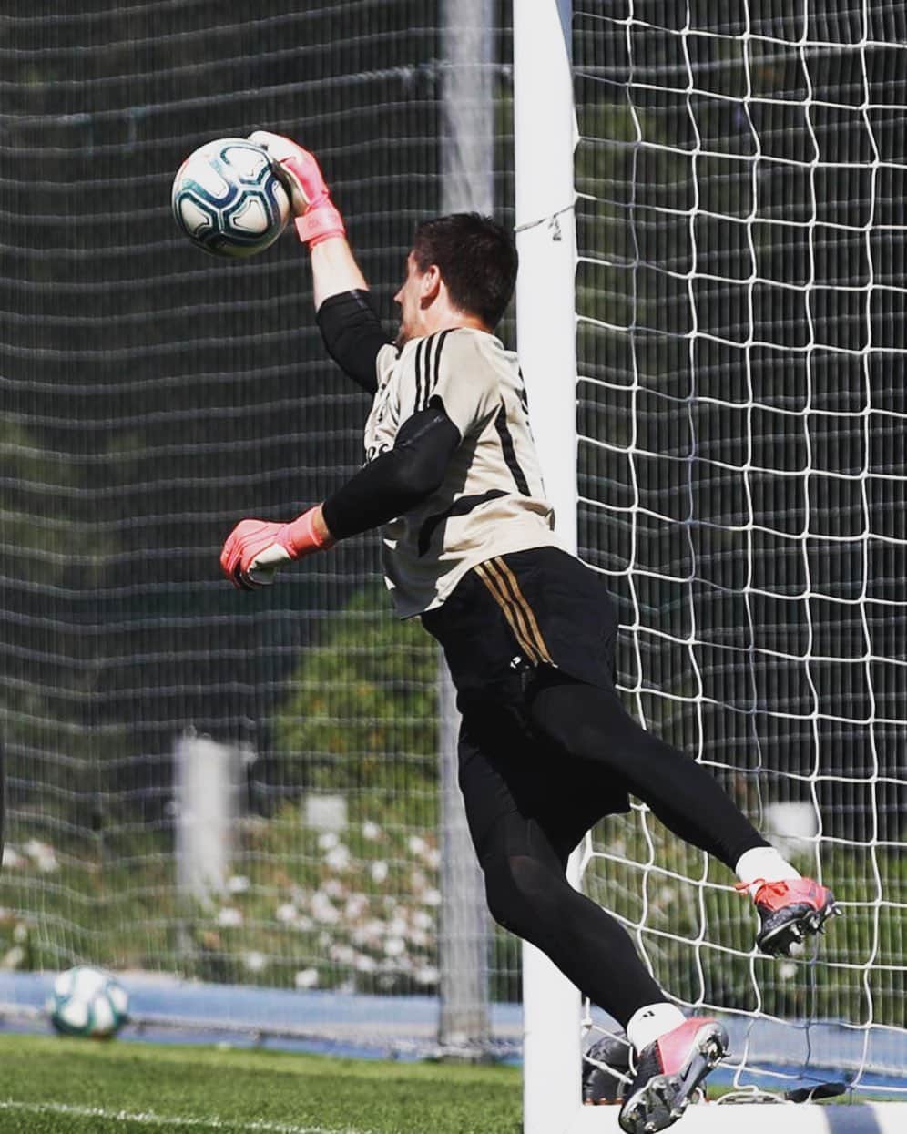 ティボ・クルトゥワのインスタグラム：「Seguimos trabajando! 💪🏼 #HalaMadrid」