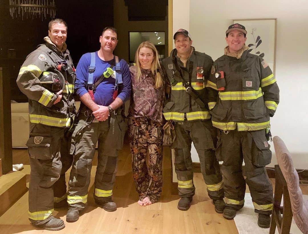 ミカエラ・シフリンのインスタグラム：「Thank you so much to the firefighters from Edwards Fire Department for coming to my house at 2am recently following a false alarm from one of my smoke detectors (my detectors automatically send a signal to the department). Every now and then I’ll catch myself thinking “Seriously? What else?” Getting shocked out of bed by that deafening alarm at 2am was one of those moments, until these men showed up and then I just felt gratitude. Of course gratitude that everything in the house was okay, but even more than that, so much gratitude for every person out there risking their own lives and health to keep the rest of us safe and healthy. To those who keep us safe from harm- thank you. To the doctors and nurses fighting the Covid-19 battle on the “front lines”- thank you. To those working tirelessly to develop treatments and a vaccination for this virus (and all other viruses)- thank you. To those working in my local community, and around the globe, to ensure access to behavioral health services as emergency room visits have increased due to anxiety and depression- thank you. During #MentalHealthAwareness month (May) and throughout this unprecedented time of uncertainty and fear, your work is so vital to the health of our community, Eagle Valley Behavioral Health, @mountainyouth, @speakupreachoutec, etc. To those trying to find ways to stimulate and stabilize economies around the world- thank you. To those showing kindness to their neighbors, friends, and strangers in this time of strife- thank you. There is a lot out there right now that feels scary, there is so much unknown and out of our control. But there are also selfless and heroic acts of kindness happening every day, every minute, all around the world. For that I say, THANK YOU.  Today is #KindnessWinsDay. Join @madisonkeys and me and choose someone (or many ppl) to recognize and give a kindness call out to...today is really just a day to say THANK YOU. I can’t wait to see your posts! 🤗💛」