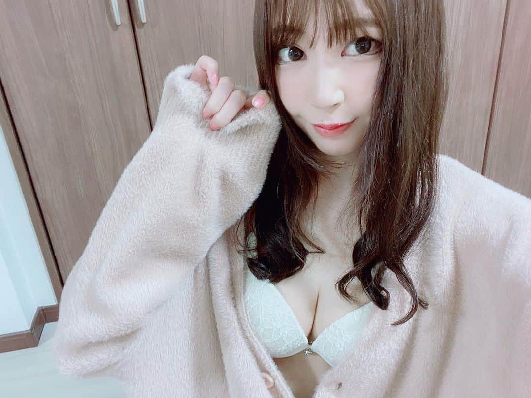 雪乃しほりのインスタグラム：「寒いにょ。  #雨#寒い#instagood #hello #followｍe #follow #水着 #ニット #knit #love #heart #pink#white #idol #梅雨  #stayhome #お家時間 #enjoyhome #fitness #girl」