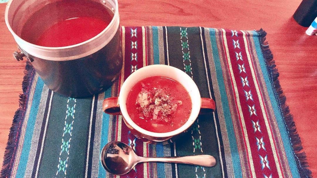 長田成哉のインスタグラム：「昼飯が遅かったので お夜食に鶏肉とトマトのスープ🍅 #個人的な自炊の記録」