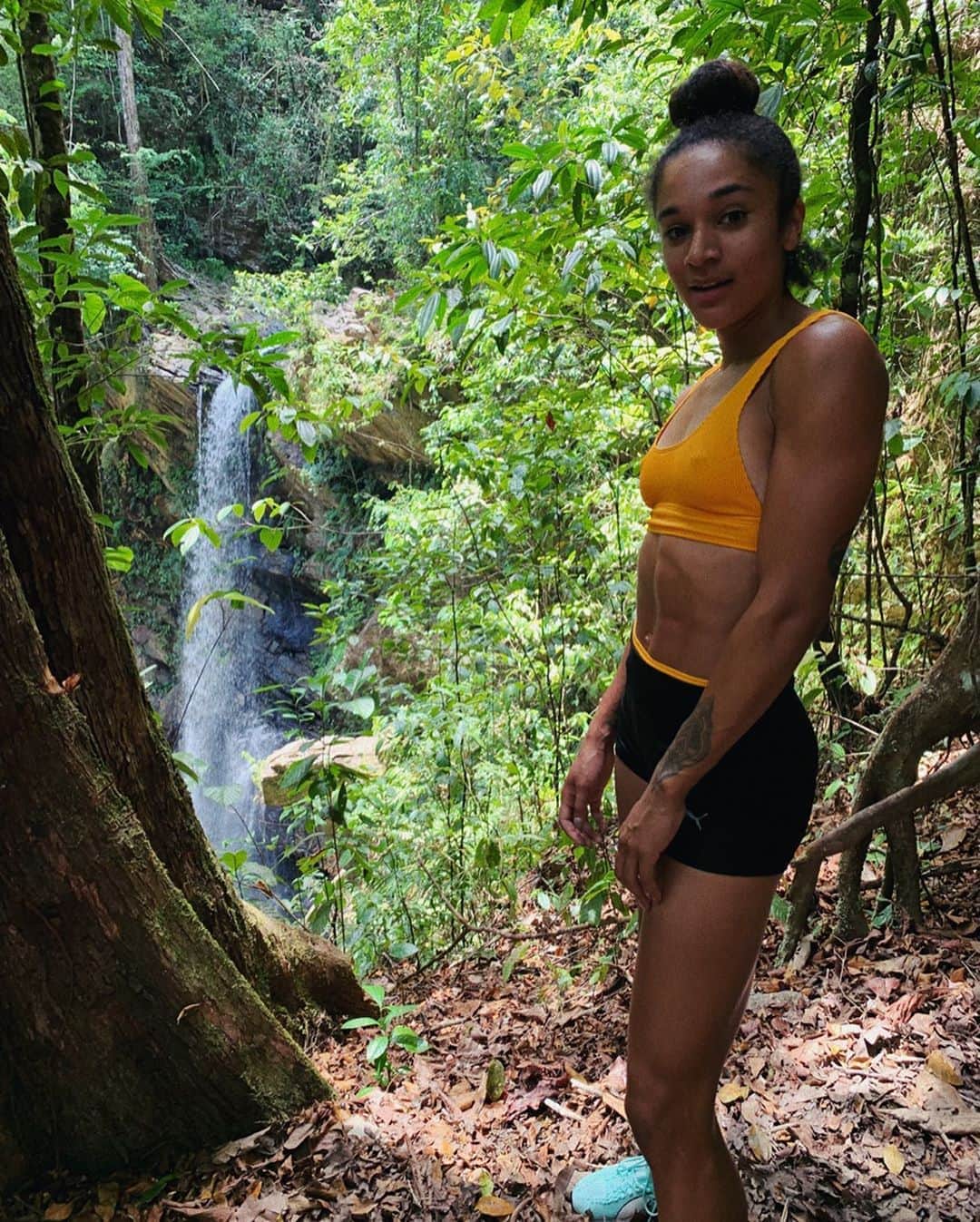 ジョディ・ウィリアムズのインスタグラム：「missing the motherland 🇹🇹🌊🏝🌺✨🍹🇹🇹」