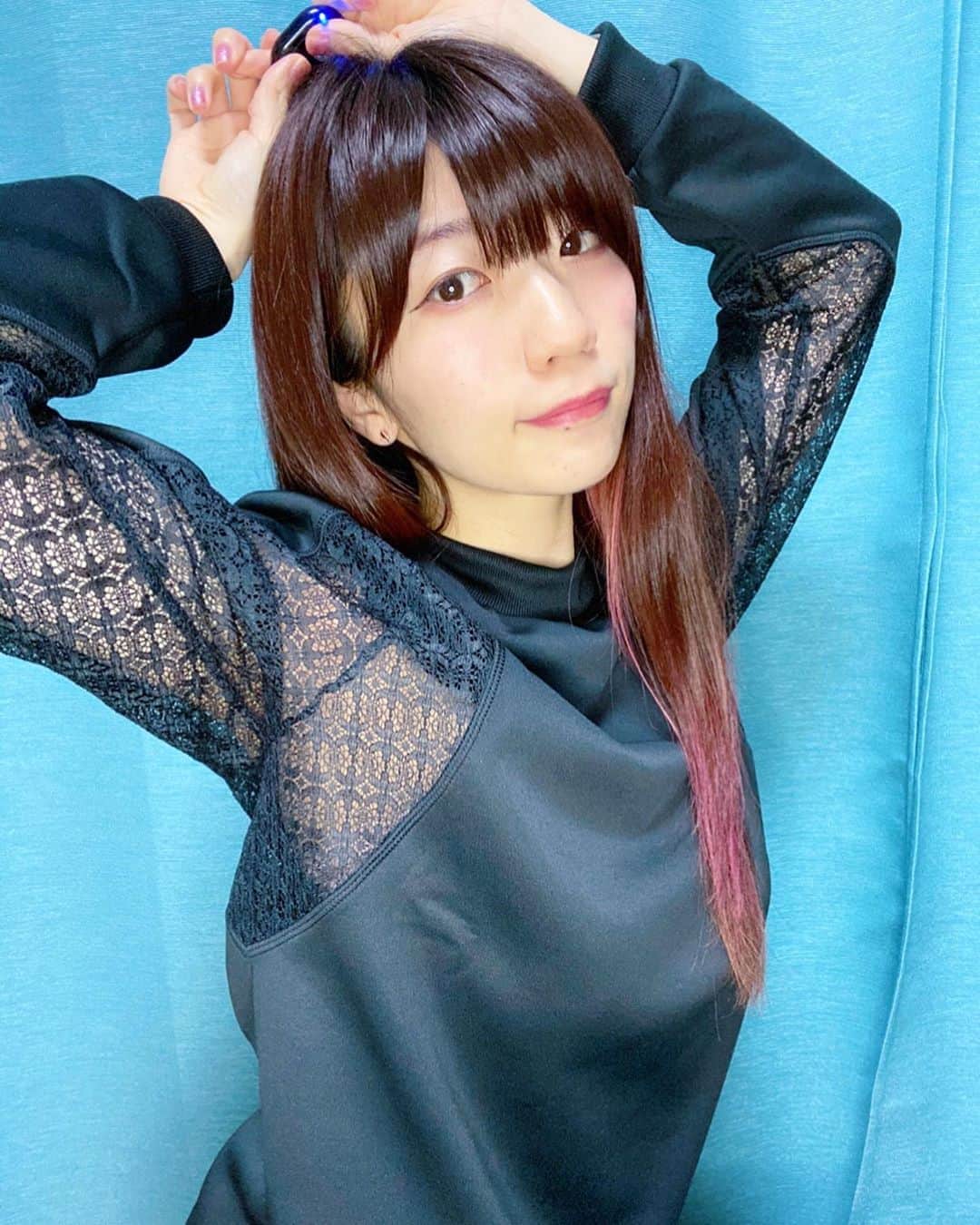ぱいぱいでか美のインスタグラム：「ROSEBUDとadidasのコラボめちゃくちゃ良い…… ꙳ #tops #rosebud #adidas #俺はインスタグラマーになりてぇ ꙳ 昨日の配信でも着てたよく見たらセクシーだし もっとよく見たらadidasなトップス！ 私はチューブトップタイプの下着を着けて その上から更にピンクのチューブトップ着てます。 (薄ピンクで肌馴染み良いから実際だと そんな目立たないんだけど写真だとちょっと目立ちますね。) 長袖だけど結構涼しいからまだ着れるー！ レースの部分がadidasなの超いけてるし 他がジャージ素材なので着心地最高です。 前もROSEBUD✖️adidasのすっけすけのスカートお気に入りすぎだったし スポーツブランドにちょっとセクシーさ入るの好きなのかもしれませーん！ ROSEBUDだいすき❤︎」