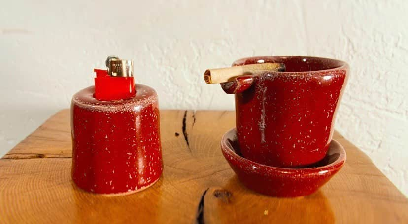 セス・ローゲンさんのインスタグラム写真 - (セス・ローゲンInstagram)「Little red ashtray with a matching cup to hold a lighter. (I’m always losing my fucking lighters)」5月23日 0時43分 - sethrogen