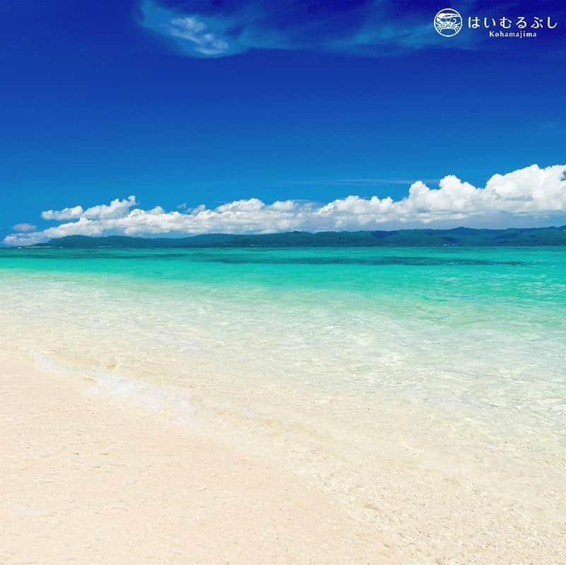 HAIMURUBUSHI はいむるぶしさんのインスタグラム写真 - (HAIMURUBUSHI はいむるぶしInstagram)「小浜島・はいむるぶしから癒しの風景をお届けします。 白いサンゴの砂浜に打ち寄せるクリスタルブルーの小波… 心地よい波音を聞きながら、八重山ブルーの海の美しい景色に癒されます。 またお会いできる日を楽しみにお待ち申し上げます。 #沖縄 #小浜島 #はいむるぶし」5月23日 0時43分 - haimurubushi_resorts