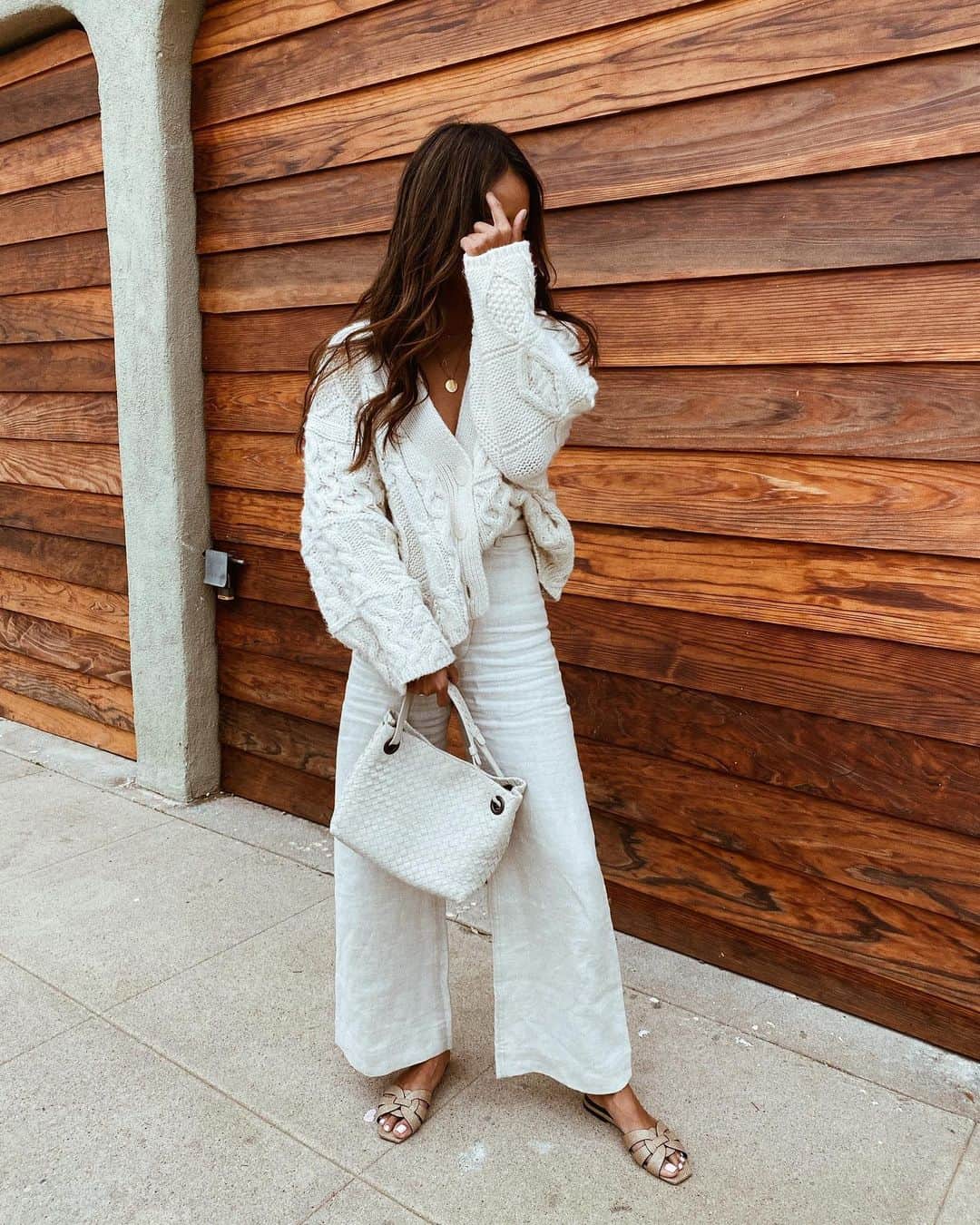 ジュリー・サリニャーナのインスタグラム：「Morning duties: grocery shopping... some things on my list: avocados, almond butter, shrimp, spinach, watermelon ✔️🥑🍉🍤🥬」