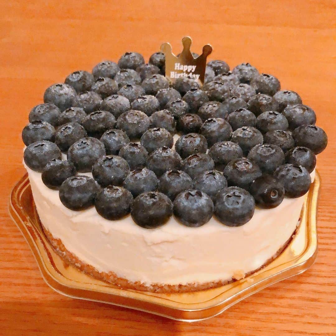 美甘子さんのインスタグラム写真 - (美甘子Instagram)「こーくんの誕生日。 ケーキはSUN LIVES HEREのブルーベリーの生クリームチーズケーキ🧀にしました。 チーズケーキ久しぶりに食べたけど濃厚で美味しかった。 こーくんお誕生日おめでとう🎁 これからもよろしくお願いします😊 #誕生日 #sunliveshere #cafethesunliveshere  #sangenjayacheesecake」5月23日 0時52分 - rekish_mikako
