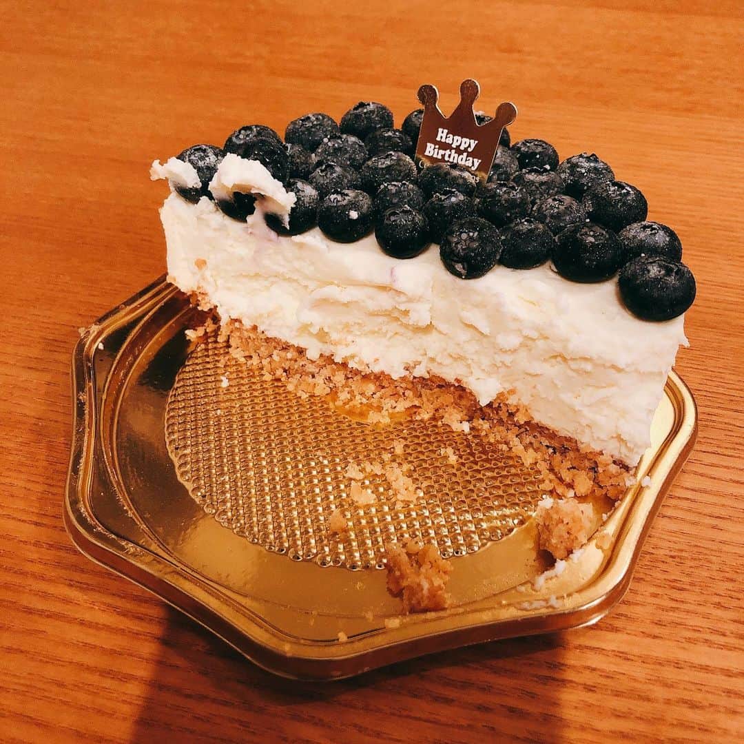 美甘子さんのインスタグラム写真 - (美甘子Instagram)「こーくんの誕生日。 ケーキはSUN LIVES HEREのブルーベリーの生クリームチーズケーキ🧀にしました。 チーズケーキ久しぶりに食べたけど濃厚で美味しかった。 こーくんお誕生日おめでとう🎁 これからもよろしくお願いします😊 #誕生日 #sunliveshere #cafethesunliveshere  #sangenjayacheesecake」5月23日 0時52分 - rekish_mikako