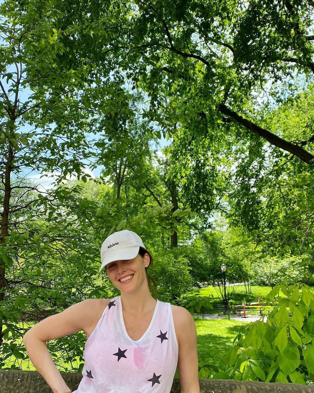 ヒラリー・ローダのインスタグラム：「Scroll for some beautiful snaps of nature from my walk in Central Park this morning 🌳🌞💖」
