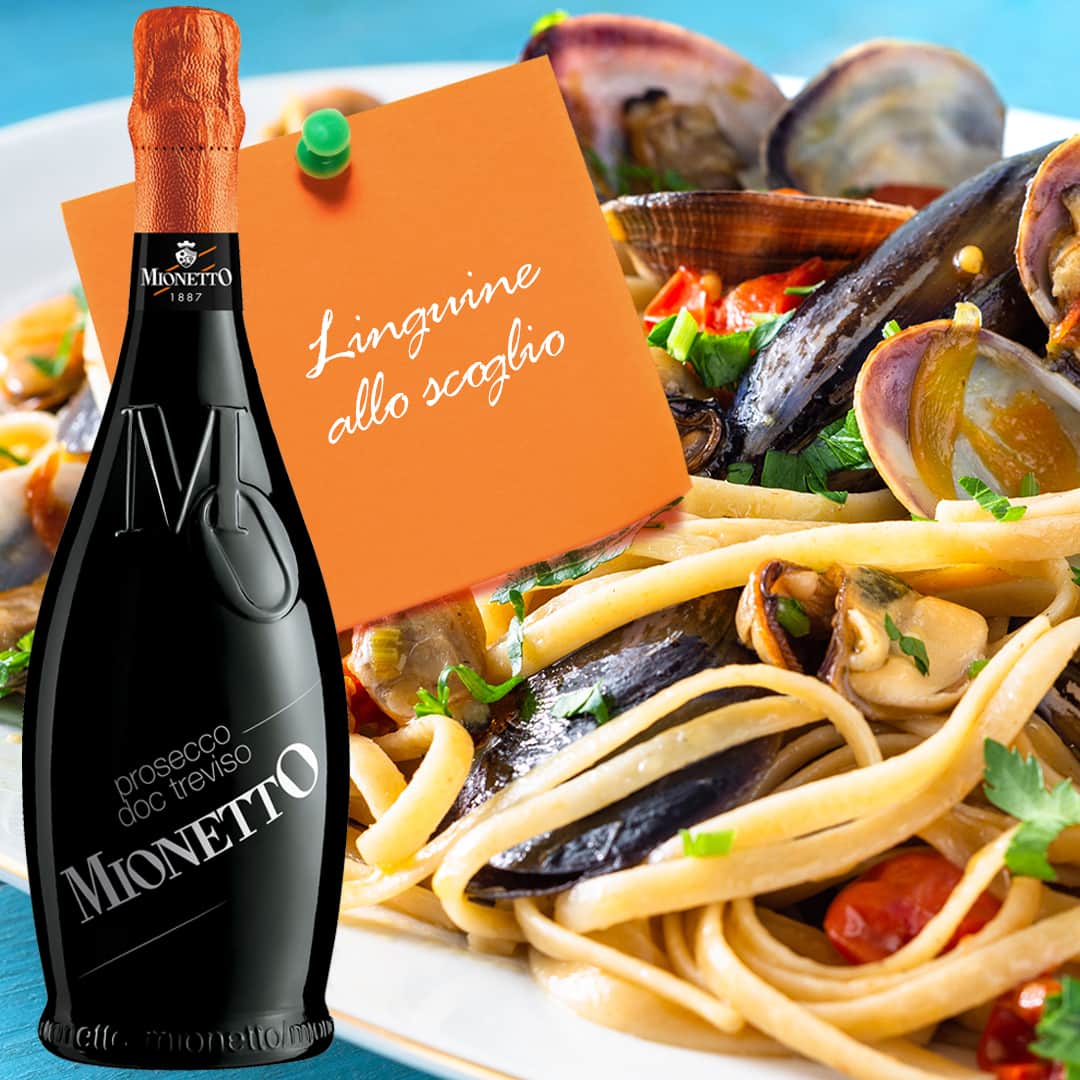 のインスタグラム：「Un classico primo piatto di pesce: linguine allo scoglio 🍴🥣🥂Prova la nostra versione  INGREDIENTI (per 2 persone) 200 g di spaghetti 200 g di cozze 200 g di vongole 2 gamberoni 4 gamberetti 150 g di calamari 150 g di pomodorini pelati 2 spicchi d'aglio vino bianco secco 1 scalogno 1 carotina prezzemolo olio extravergine di oliva sale pepe  PROCEDURA Lasciate le vongole in ammollo in acqua fredda e sale grosso per almeno 2 ore, cambiando l'acqua 2-3 volte, per eliminare la sabbia. Sciacquatele e mettetele in una casseruola insieme a un filo d'olio e a un goccio di vino coprendo con il coperchio per una decina di minuti e agitando la padella di tanto in tanto.  Nel frattempo spazzolate le cozze con una paglietta, eliminate il bisso e sciacquatele. Trasferitele in una seconda pentola e fatele aprire con lo stesso procedimento delle vongole. Una volta cotte, sgusciate cozze e vongole (conservandone qualcuna nella conchiglia per la decorazione) e filtrate l'acqua di cottura con un colino a maglie molto strette. Lavateli i calamari (già eviscerati e spellati) e tagliateli ad anelli. Aggiungeteli all'interno di una padella in cui avrete fatto appassire lo scalogno e la carotina tritati insieme all'olio extravergine di oliva e all'aglio. Dopo 4-5 minuti sfumate con il vino bianco e fate evaporare.  Pulite i gamberi e i gamberetti. Fate insaporire in una casseruola l'olio con 1 spicchio d'aglio, adagiatevi i gamberi e i gamberetti. Fateli cuocere per pochi minuti togliendo per primi i gamberetti. Tenete da parte. Nella stessa casseruola adagiate i pomodorini pelati tagliati e scolati dal loro succo. Fateli insaporire aggiungendo di tanto in tanto un po' di acqua di cottura dei molluschi. Unite le vongole, le cozze, i gamberoni e i gamberetti e mescolate per qualche minuto. Aggiustate di sale e pepe.  Scolate gli spaghetti al dente, trasferiteli nella casseruola con il sugo e terminate la cottura aggiungendo altro liquido di cottura dei molluschi.  Mescolate, aggiungete il prezzemolo e servite!  #mionettoprosecco #mionettoinsieme  Bevi Mionetto responsabilmente」
